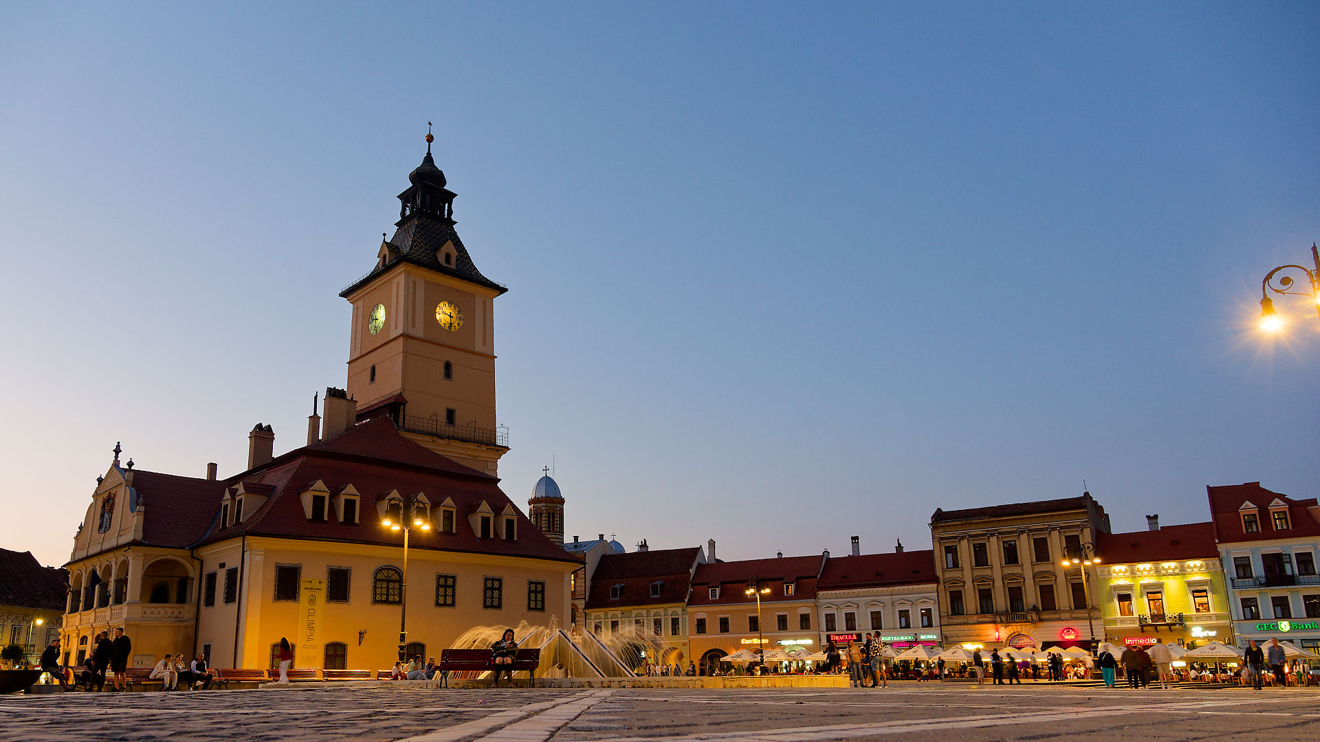 Brasov, Rumänien, Rathausplatz am Abend mit Restaurants, Touristische Attraktion.