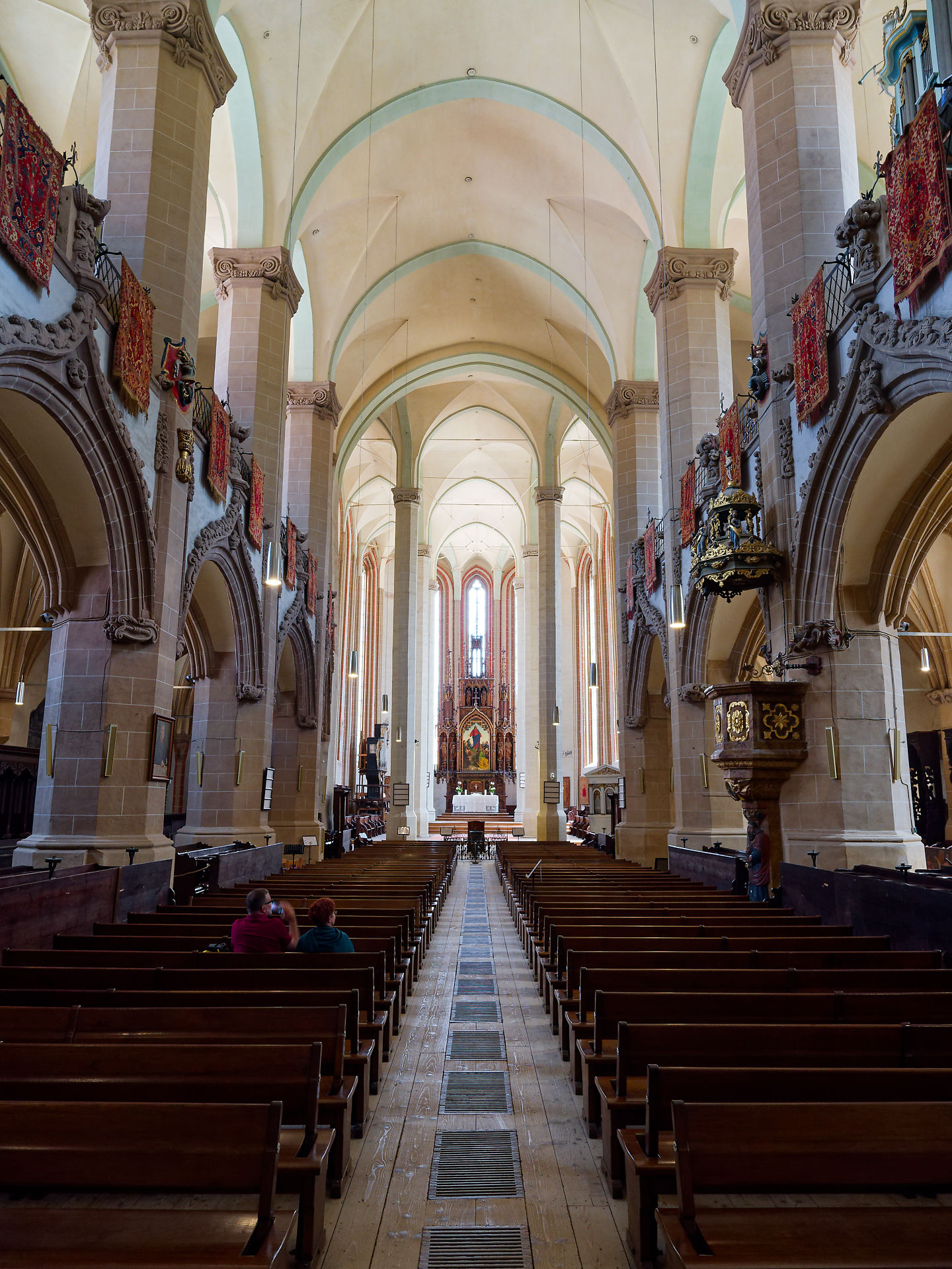 Innenraum der Schwarzen Kirche, Brasov, Rumänien. Gotische Architektur mit Bänken und Säulen.