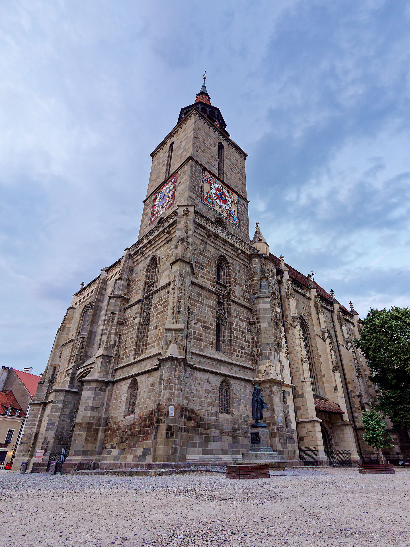 Schwarze Kirche, Wahrzeichen von Brasov, Rumänien. Gotische Architektur mit Turm und Uhren. Sehenswürdigkeit in Siebenbürgen.