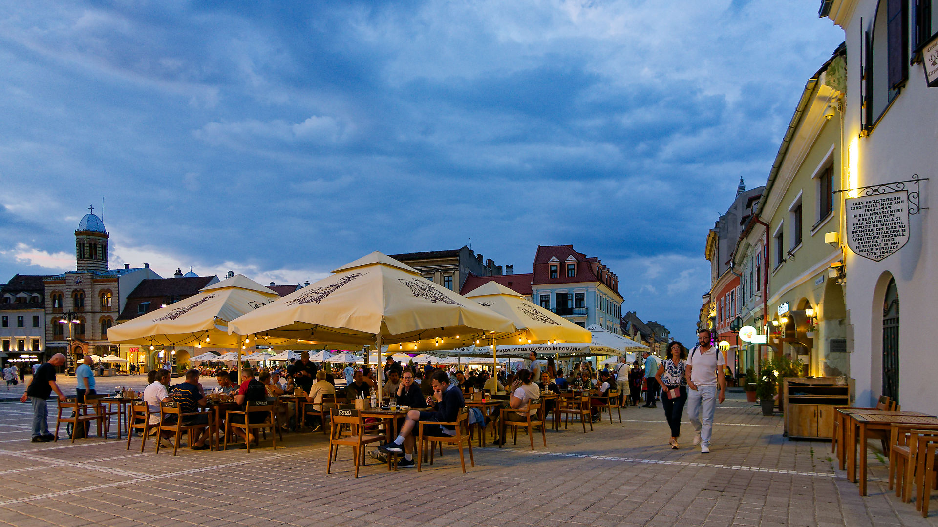 Brasov, Rumänien, Rathausplatz am Abend mit Restaurants, Touristische Attraktion.