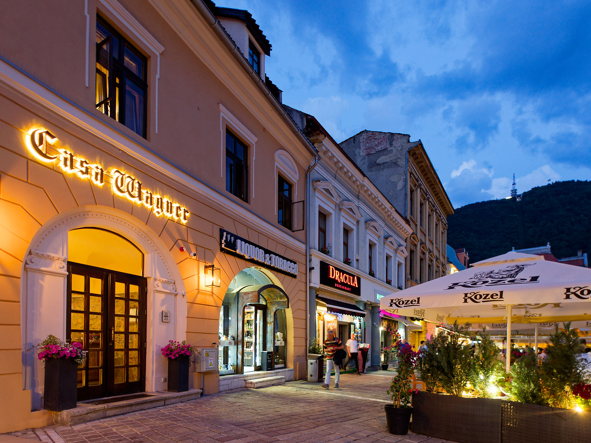 Brasov, Rumänien: Abendliche Gasse mit Restaurants. Casa Wagner und Dracula, Lokale in der Altstadt.