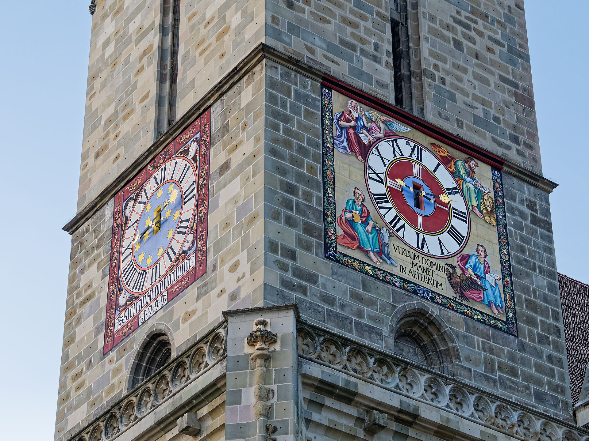 Zwei Uhren an der Schwarze Kirche in Brasov, Rumänien. Mittelalterliche Architektur, Turm mit Zifferblätter.