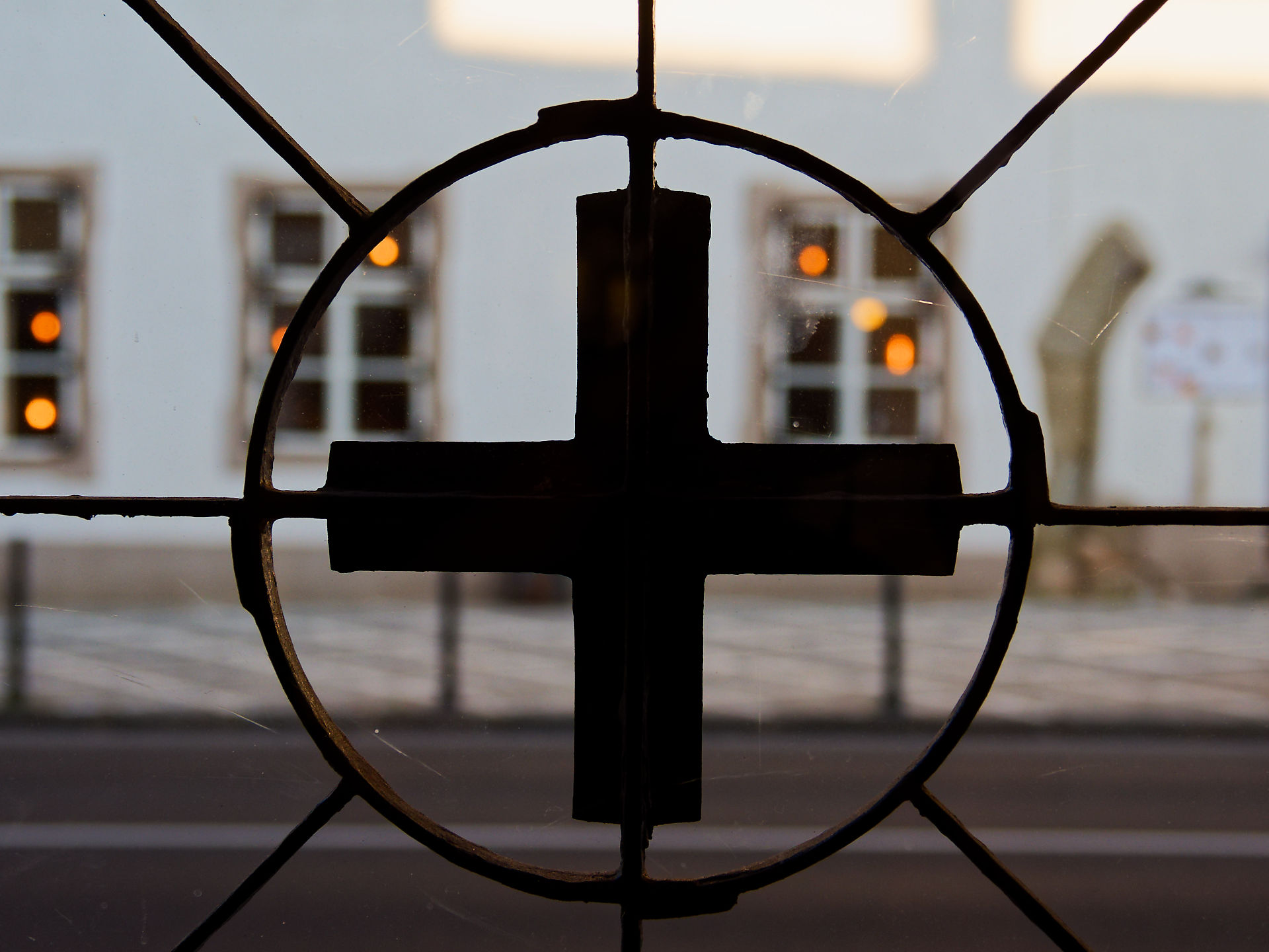 Kreuz im Kreis, Metallfenster in Brasov, Rumänien. Architektur Detail.
