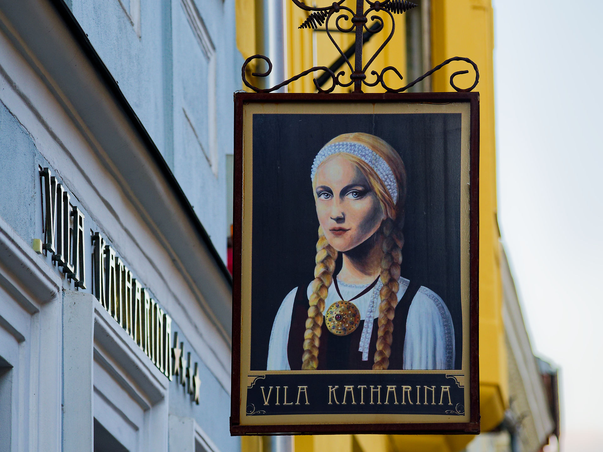 Schild Vila Katharina in Brasov, Rumänien. Porträt einer Frau mit Zöpfen. Sehenswürdigkeit in Siebenbürgen.