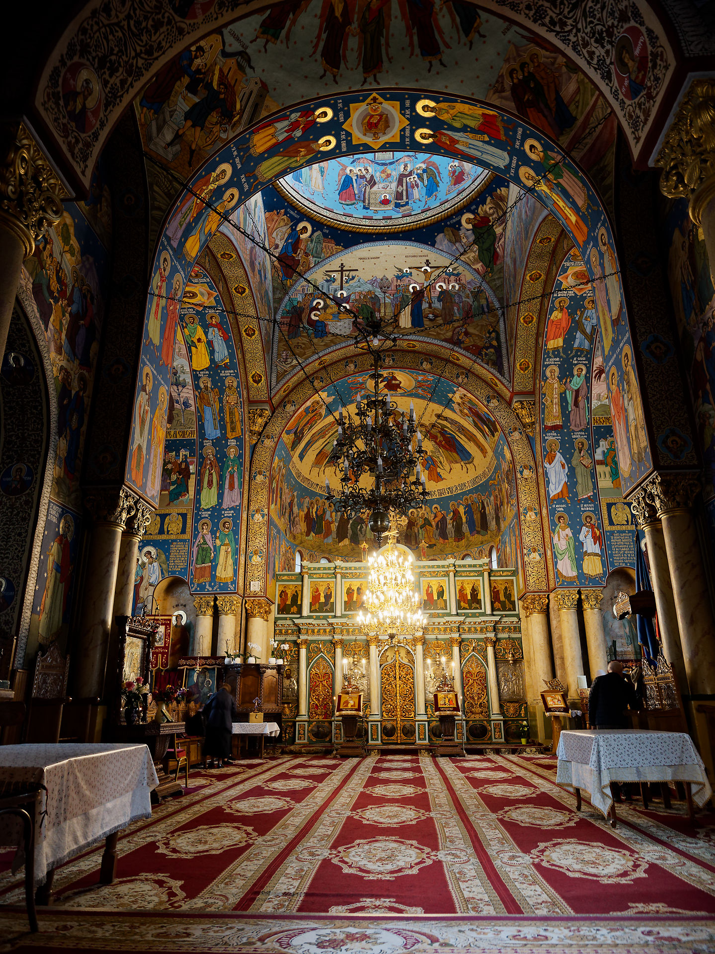 Innenansicht der Kirche Adormirea Maicii Domnului in Brasov, Rumänien. Architektur, Kunst, Gemälde, Kronleuchter.