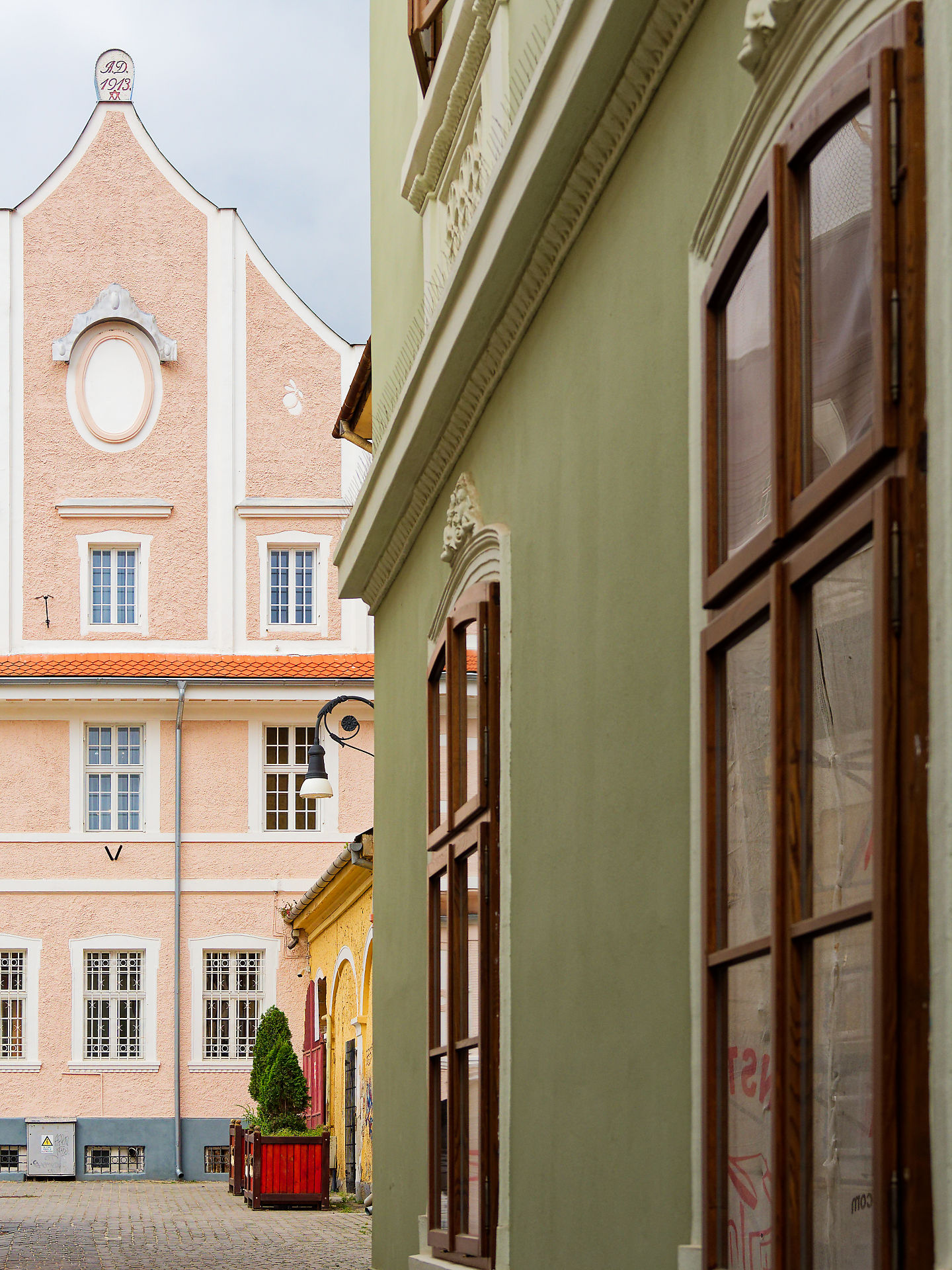 Architektur in Brasov, Rumänien. Fassaden mit Fenstern in Altstadt Gasse. Reisen in Siebenbürgen.