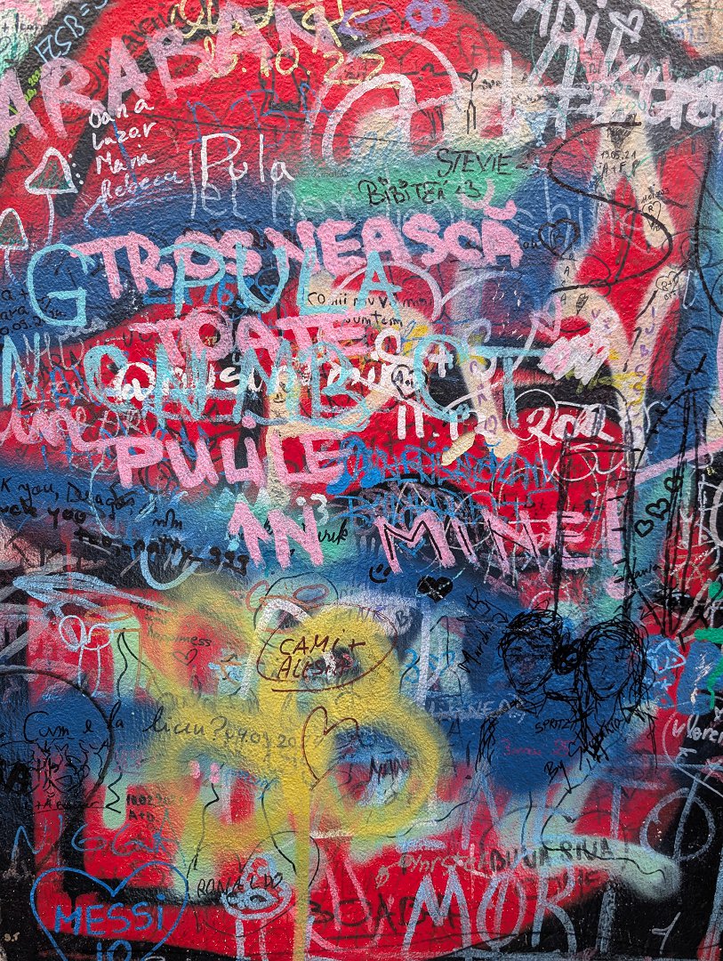 Wandmalerei in Brasov, Rumänien. Bunte Graffiti mit Schriftzügen und Zeichnungen. Kunst im öffentlichen Raum.