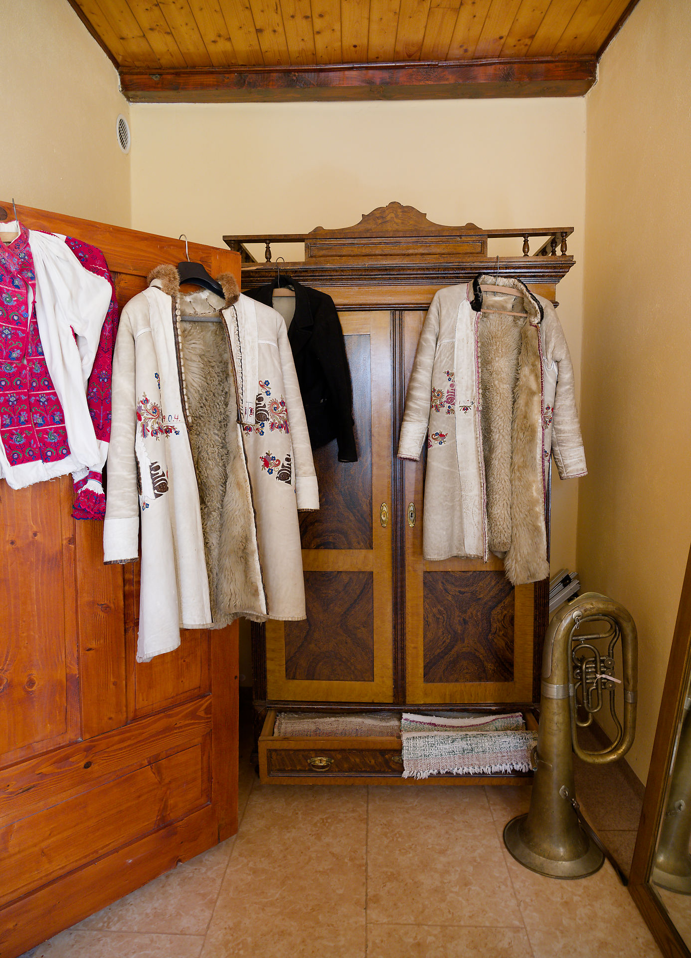 Rumänien: Trachten, Schrank und Tuba. Traditionelle Kleidung und Möbel in Rumänien. Kultur und Handwerk.