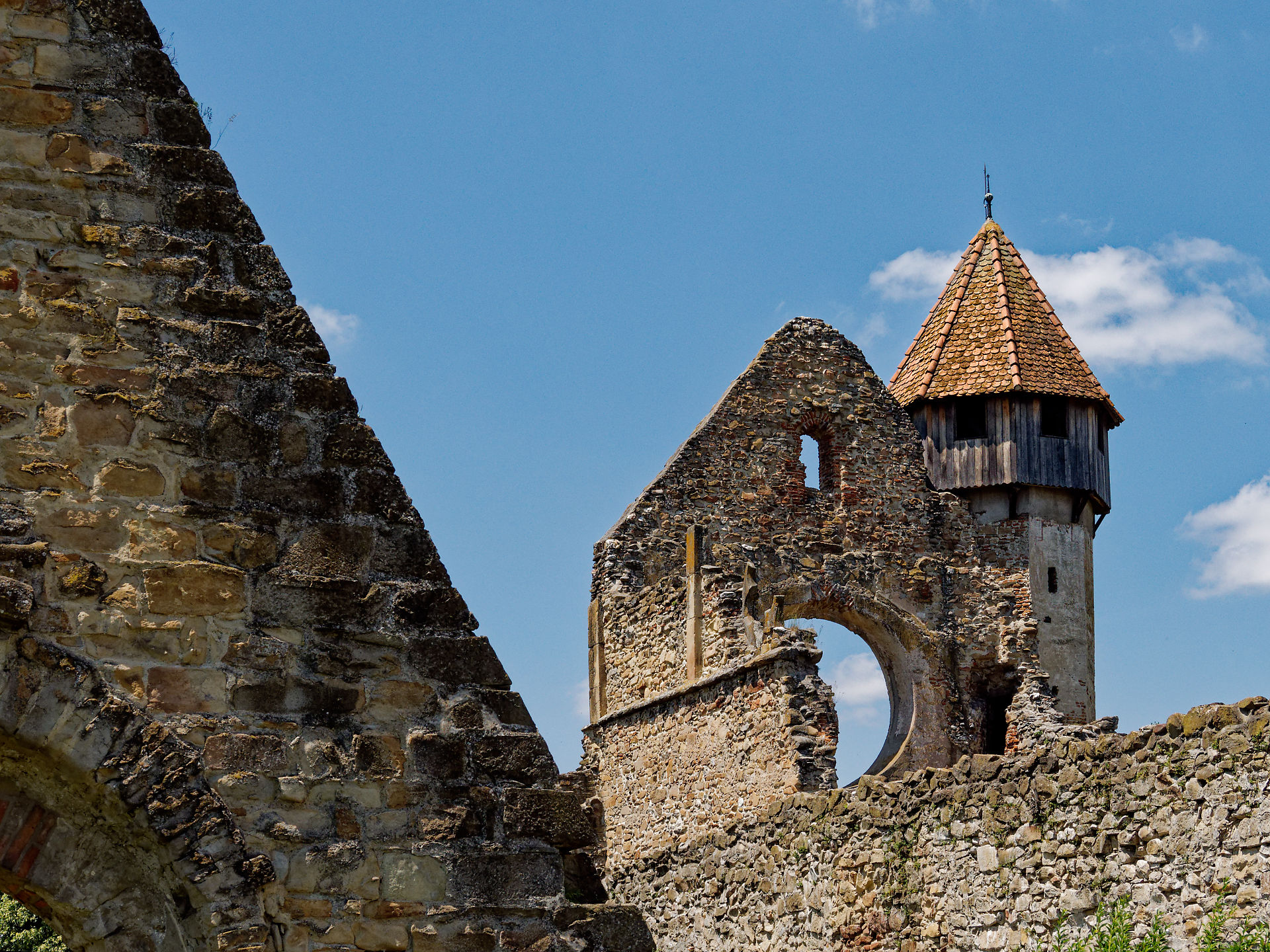 Ruine der Kirchenburg Kerz in Rumänien. Mittelalterliche Architektur, Turm und Steinmauer. Historische Sehenswürdigkeit.