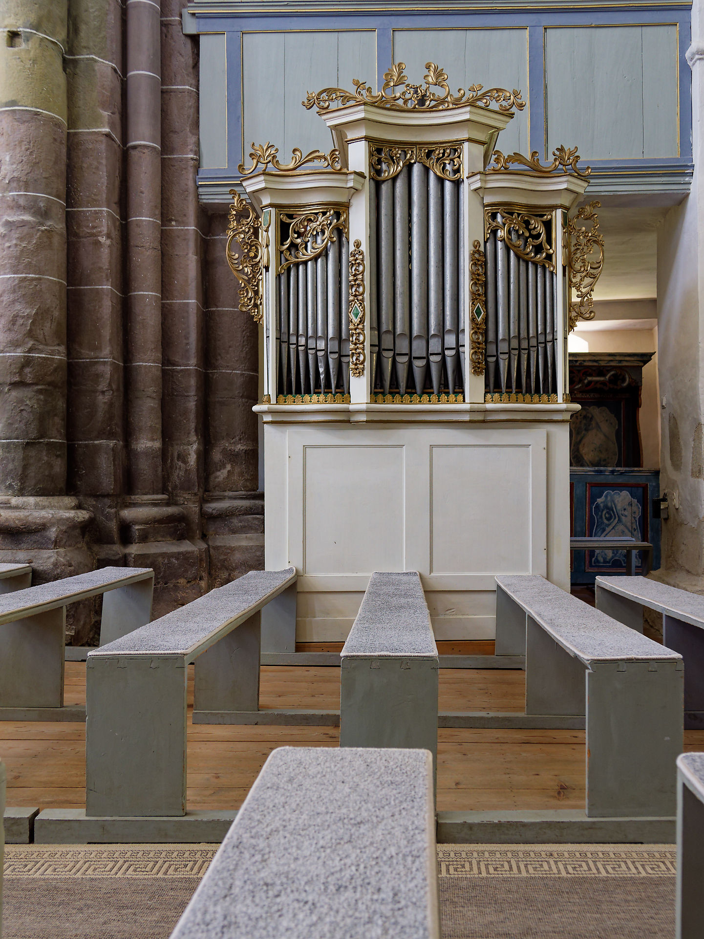 Historische Kirchenorgel in Kerz, Rumänien. Orgel mit goldenen Verzierungen. Denkmalgeschützte Orgel.