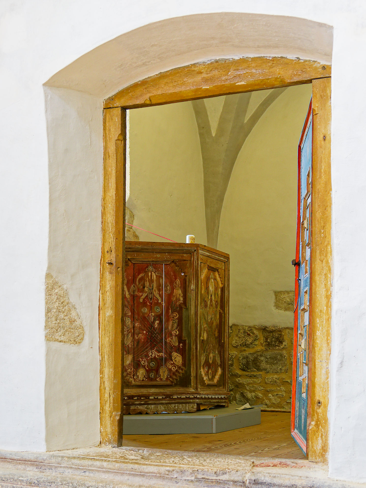 Blick durch Tür in Kirche Kerz, Rumänien. Schrank mit Malereien, mittelalterliche Architektur.