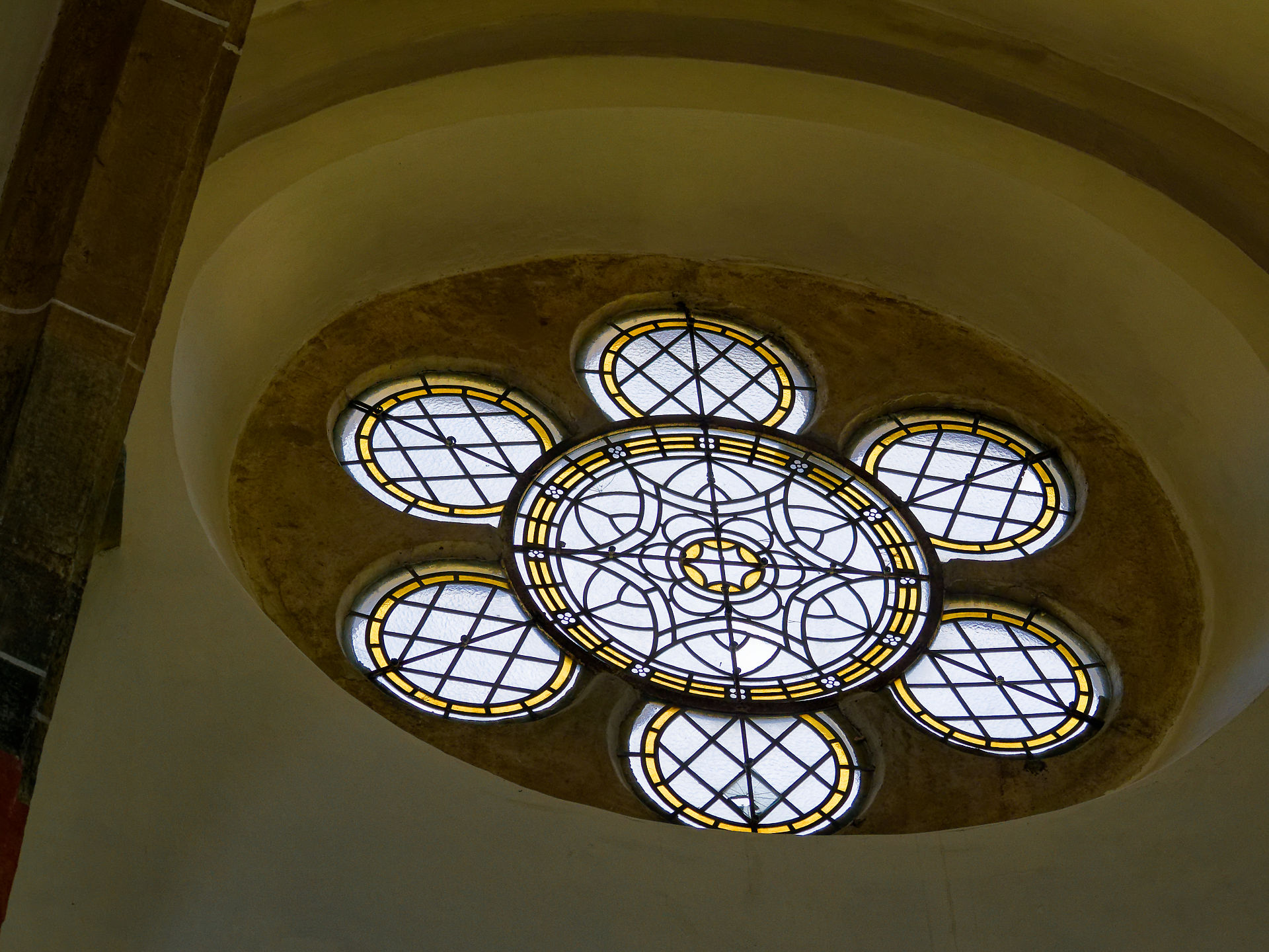 Rosette, Kirchenfenster in Kerz, Rumänien. Mittelalterliche Architektur, religiöses Symbol.