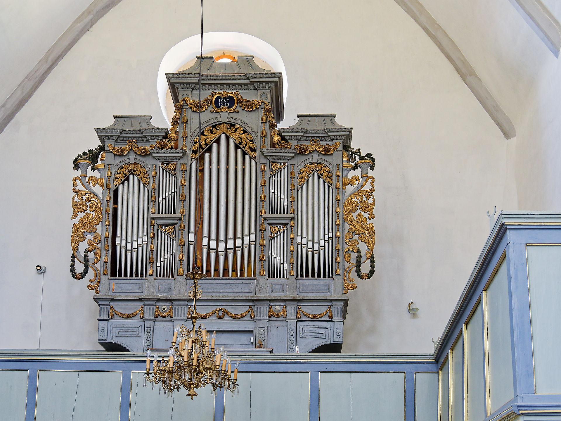 Historische Kirchenorgel in Kerz, Rumänien. Orgel mit goldenen Verzierungen. Denkmalgeschützte Orgel.