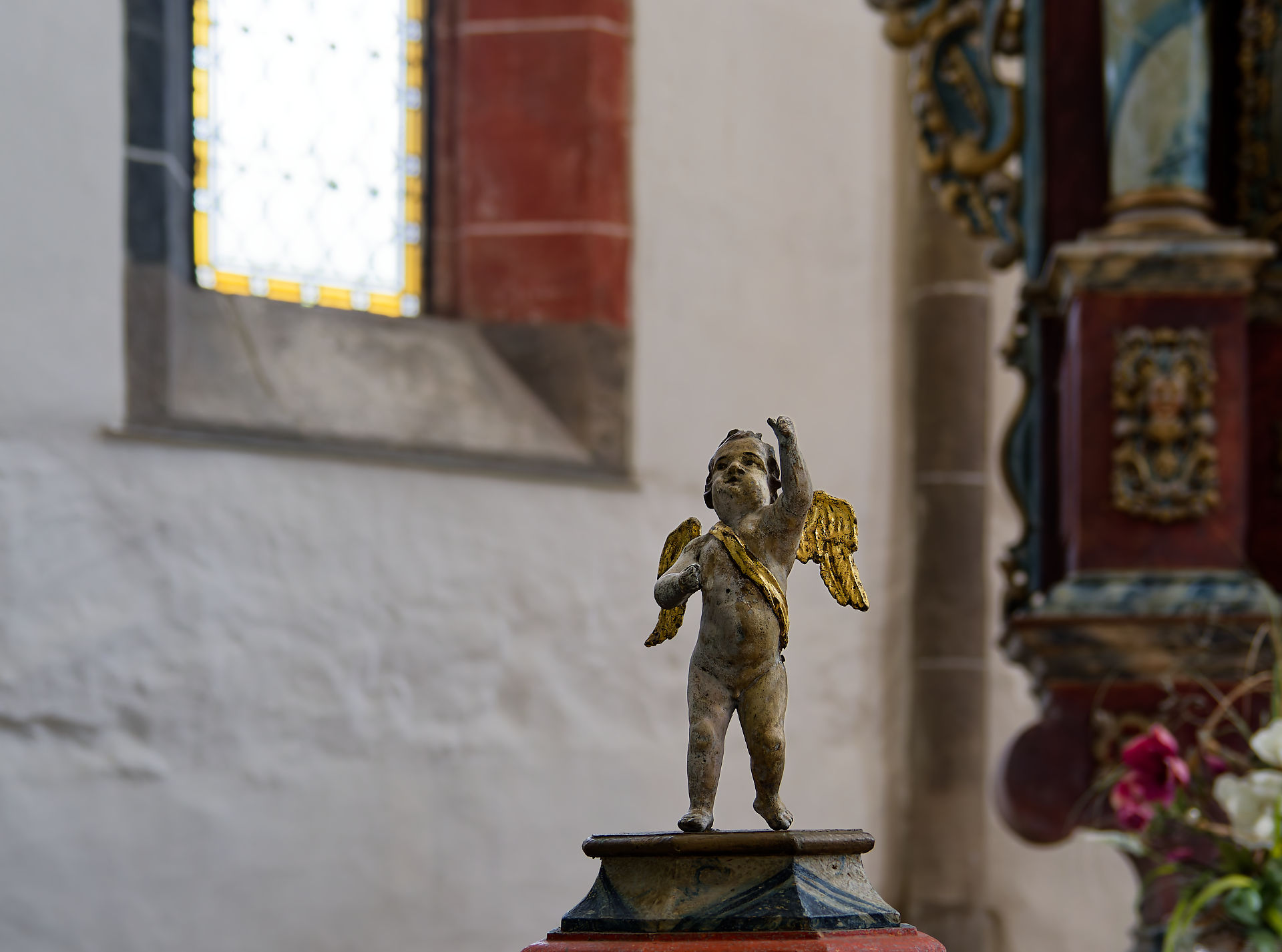 Engel Statue in Kirche, Rumänien. Goldene Flügel, religiöse Kunst.