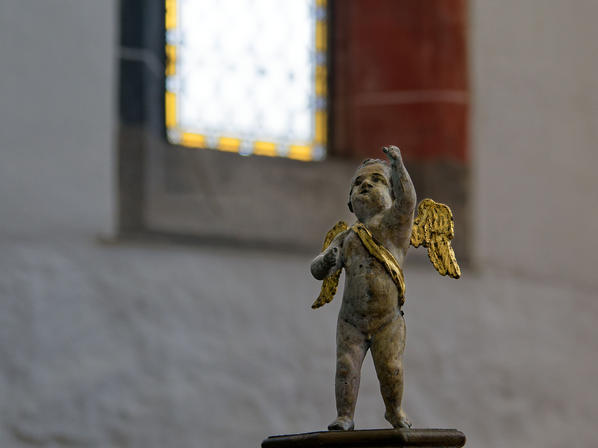 Engel Statue in Kirche, Rumänien. Goldene Flügel, religiöse Kunst.