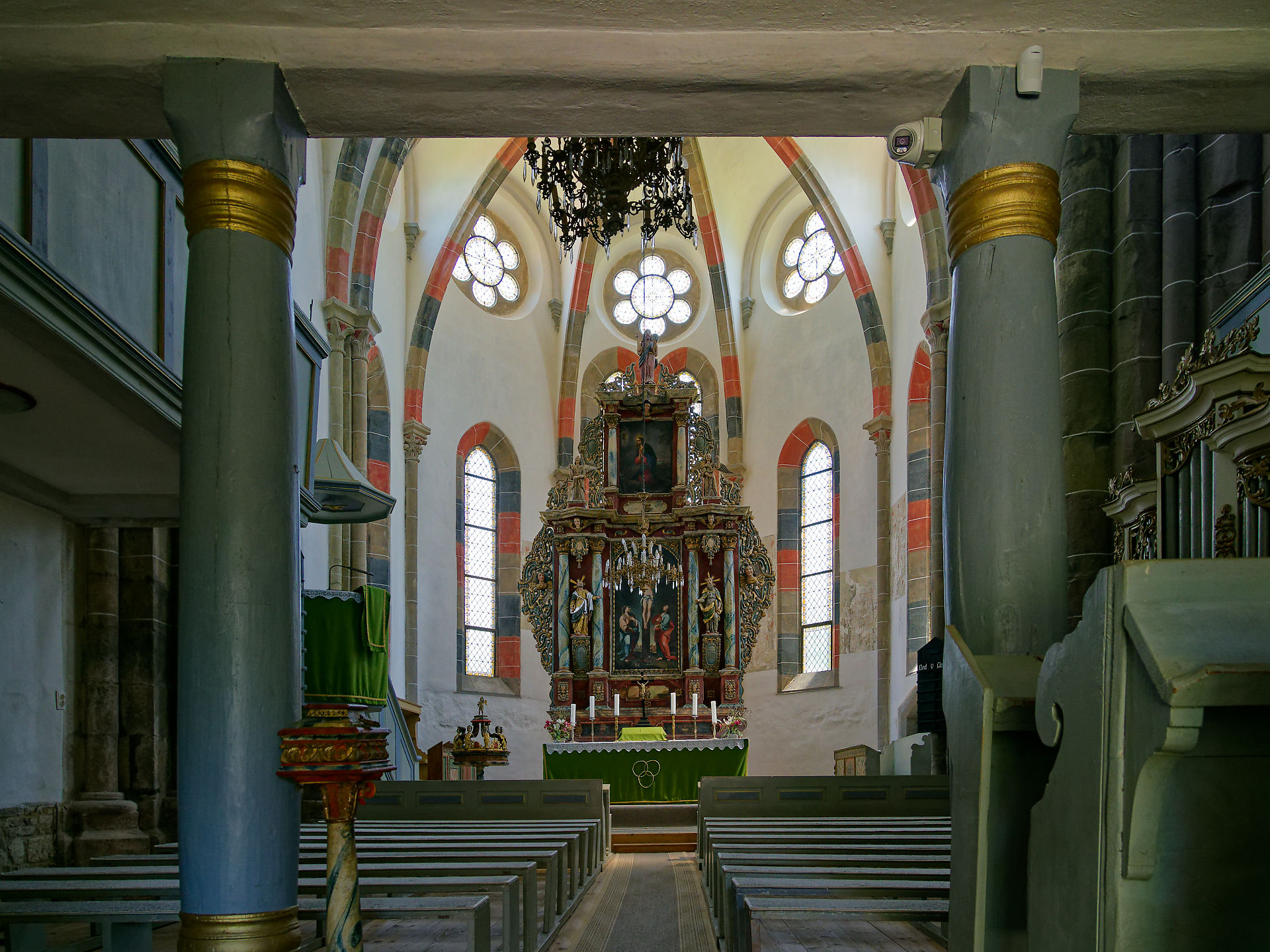 Innenraum der Kirche Kerz, Rumänien. Altar, Bänke und Säulen im gotischen Stil. Sakrales Gebäude.
