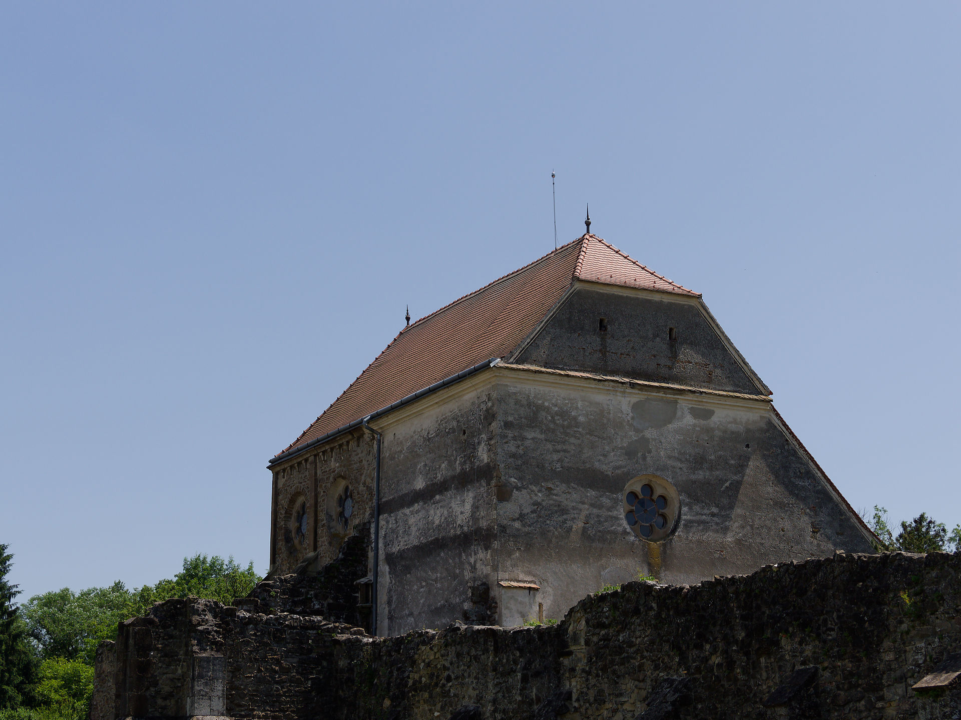 Kerz, Rumänien: Mittelalterliche Kirchenburg-Ruine mit rotem Dach und Steinmauer. Historische Architektur.
