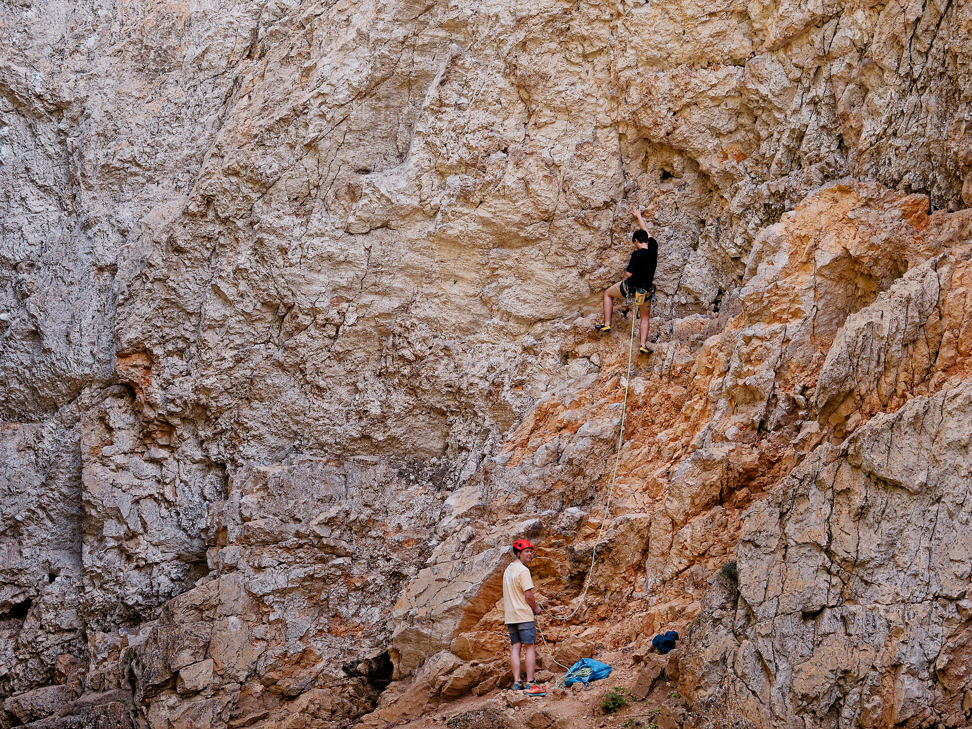 Klettern in Piatra Craiului, Rumänien. Bergsteiger an steiler Felswand mit Sicherung. Outdoor-Sport.