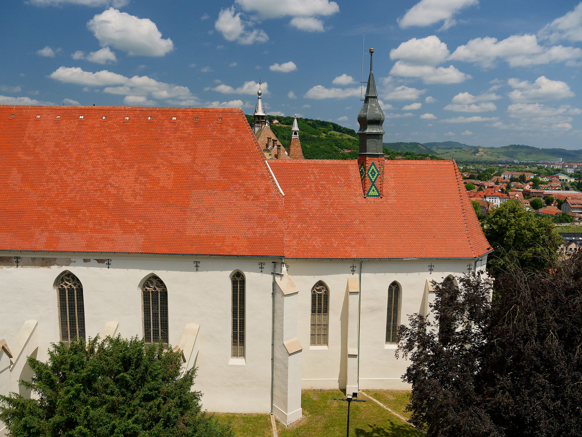 Kirche in Sighisoara, Rumänien. Rotes Dach, gotische Fenster, Turm. Mittelalterliche Architektur.