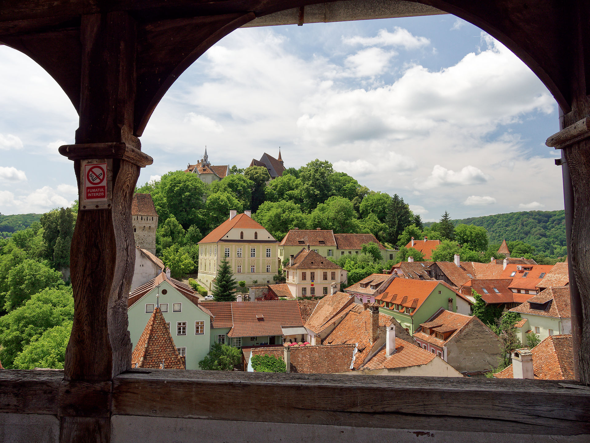 Blick auf Schäßburg (Sighisoara), Rumänien. Mittelalterliche Architektur, rote Dächer, grüne Hügel. UNESCO-Weltkulturerbe.