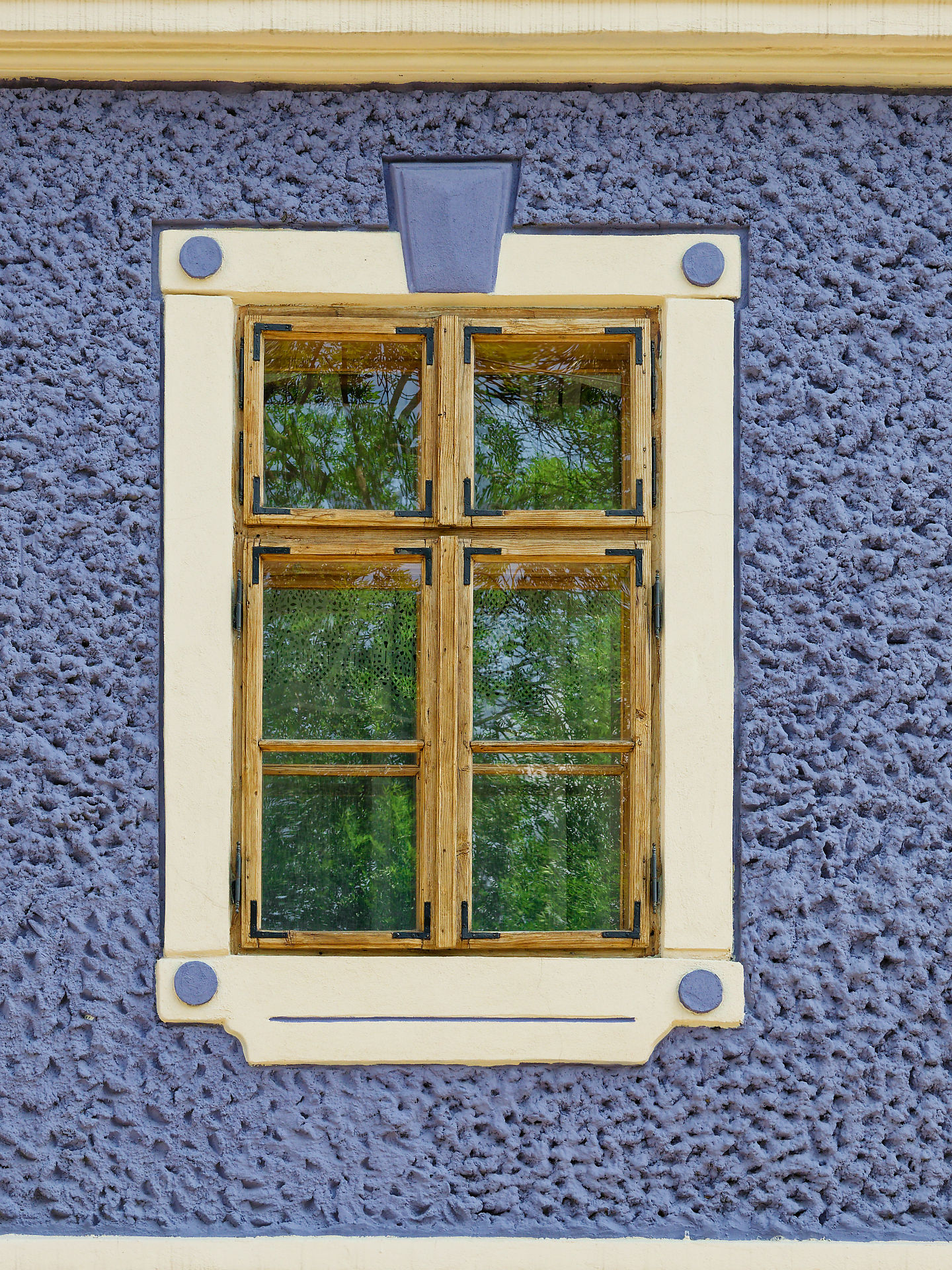 Fenster in Sighisoara, Rumänien. Holzrahmen, blaue Fassade. Architekturdetail, europäische Stadt.