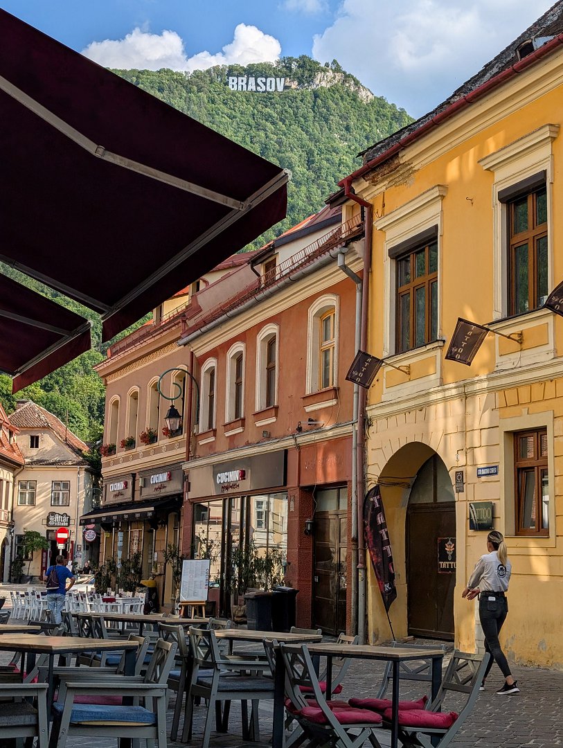 Historische Straße Diaconul Coresi in Brasov, Rumänien. Cafés und Restaurants mit Blick auf den Berg Tampa.