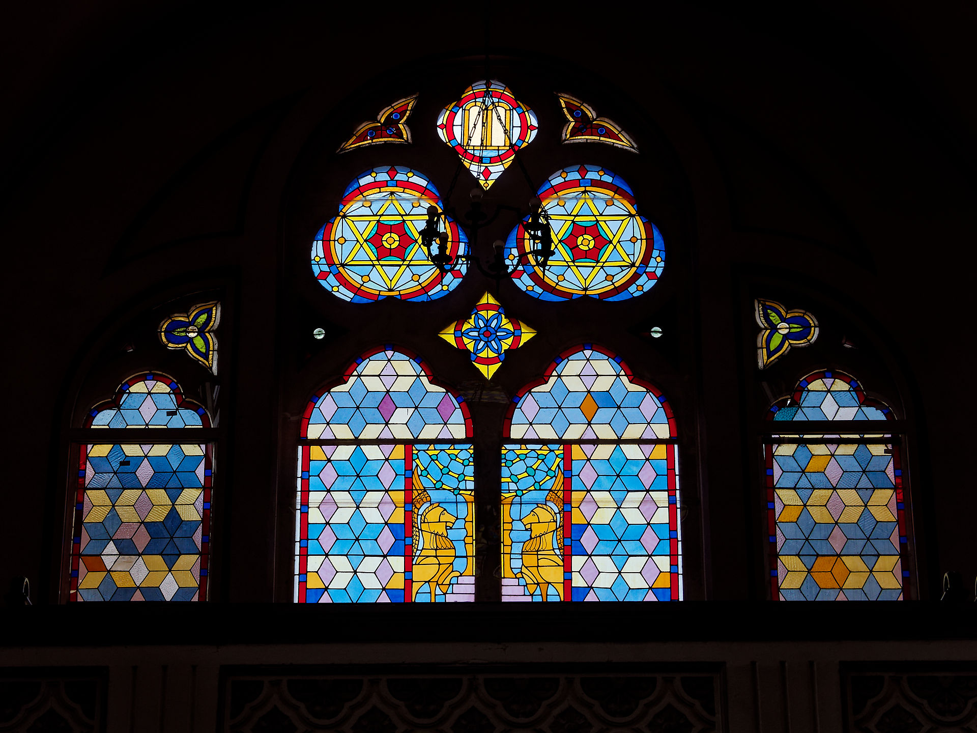 Buntglasfenster in Synagoge, Rumänien. Jüdische Symbole, Davidstern, geometrische Muster.