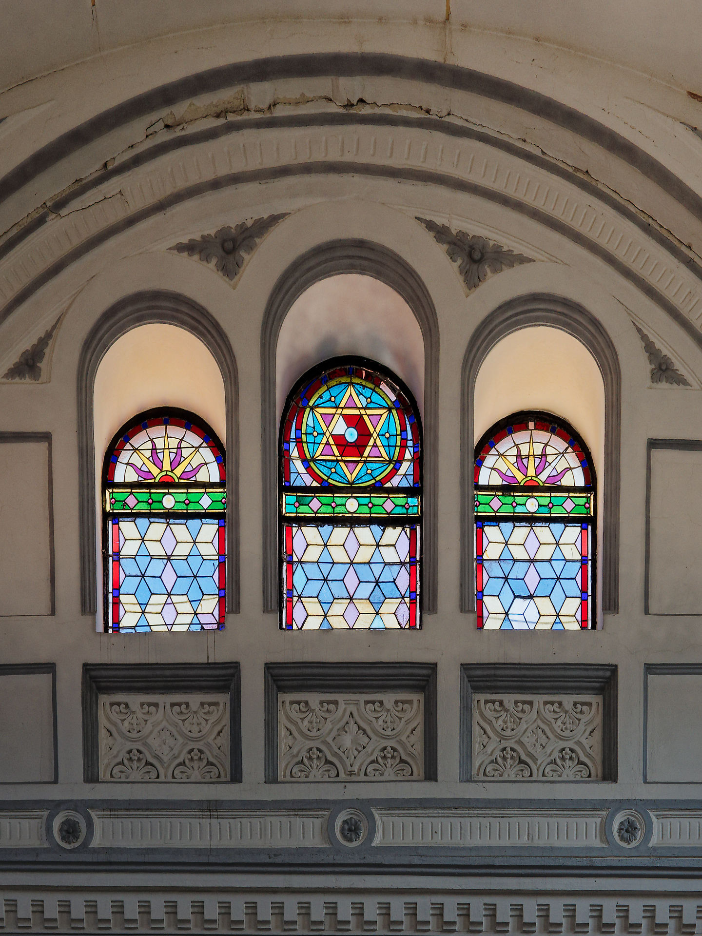 Buntglasfenster mit Davidstern in Rumänischer Synagoge. Architektur und jüdische Kultur.