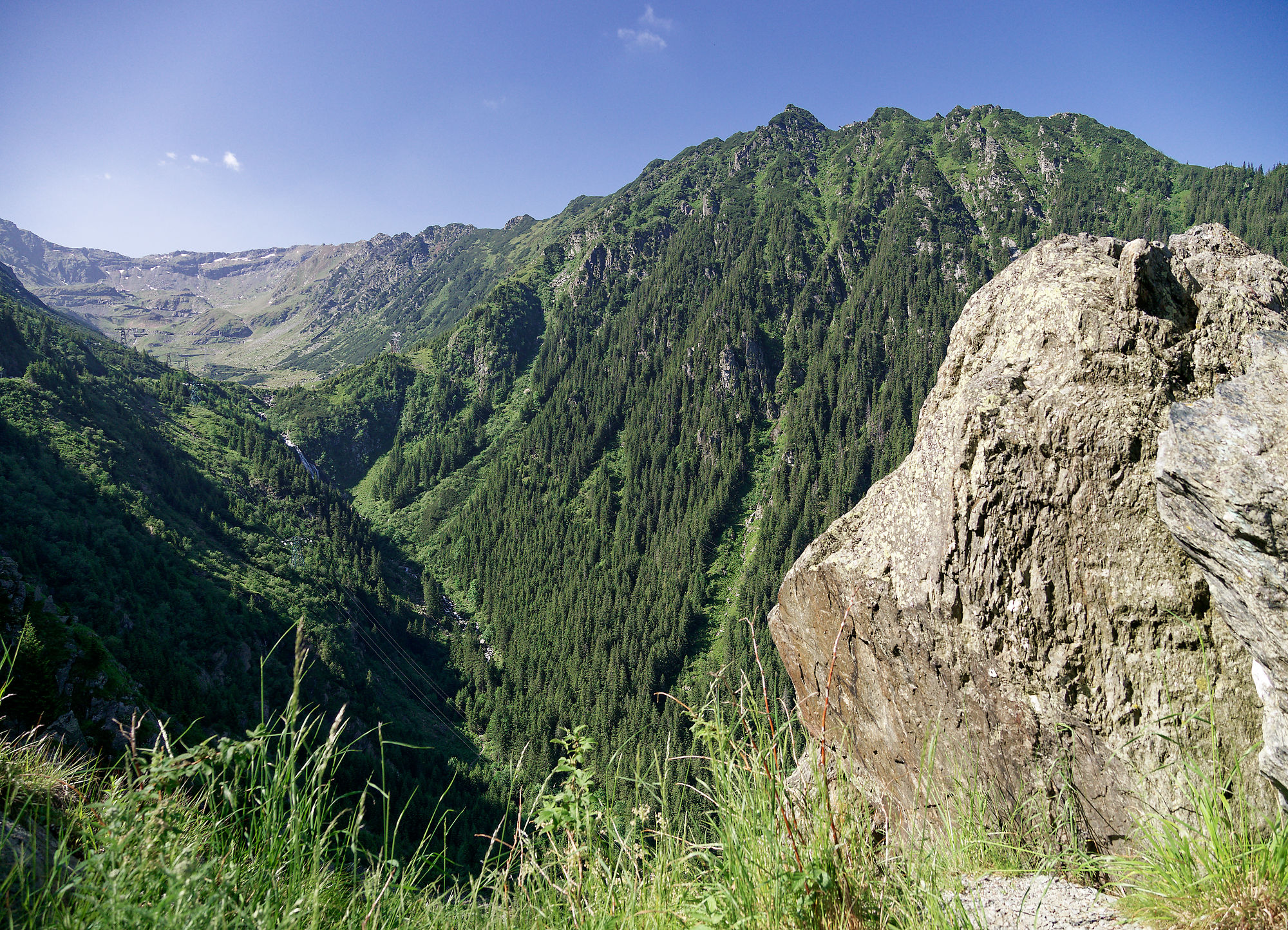 Făgăraș-Gebirge in den rumänischen Karpaten. Naturlandschaft mit grasbewachsenen Hängen.