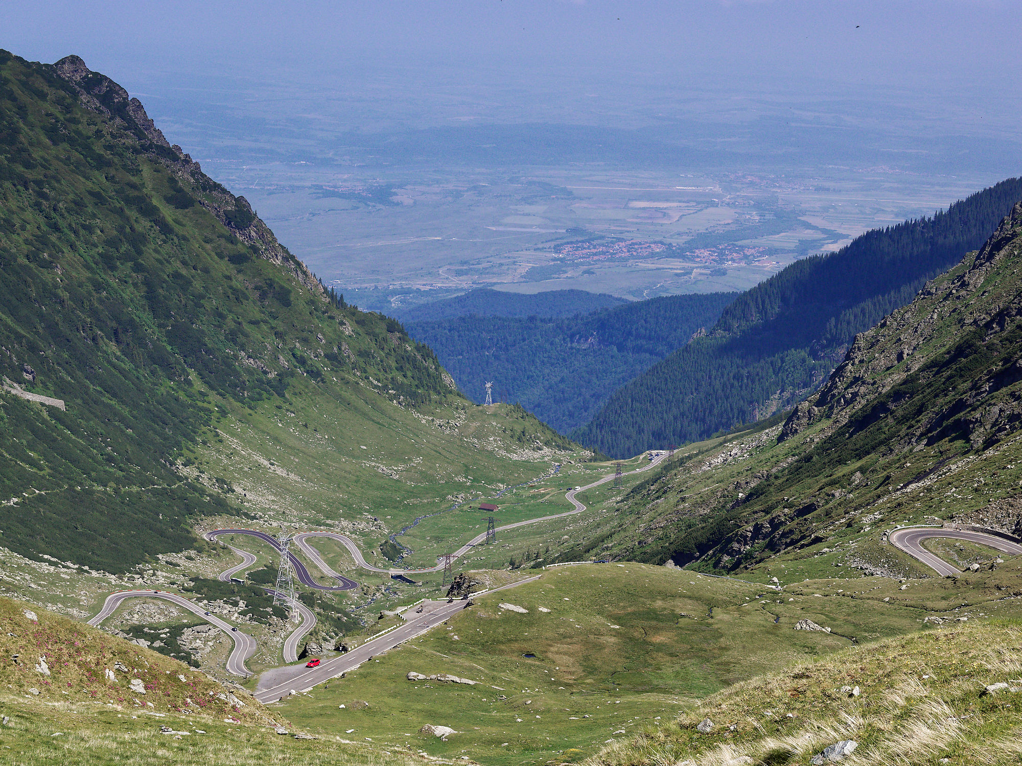 Făgăraș-Gebirge in den rumänischen Karpaten. Naturlandschaft mit grasbewachsenen Hängen. Transfăgărășan, die Transfogarascher Hochstraße