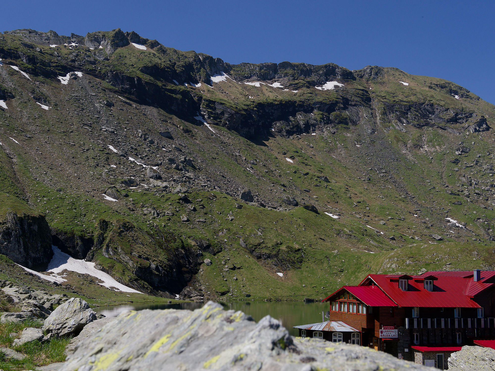 Făgăraș-Gebirge in den rumänischen Karpaten. Naturlandschaft mit grasbewachsenen Hängen. Transfăgărășan, die Transfogarascher Hochstraße