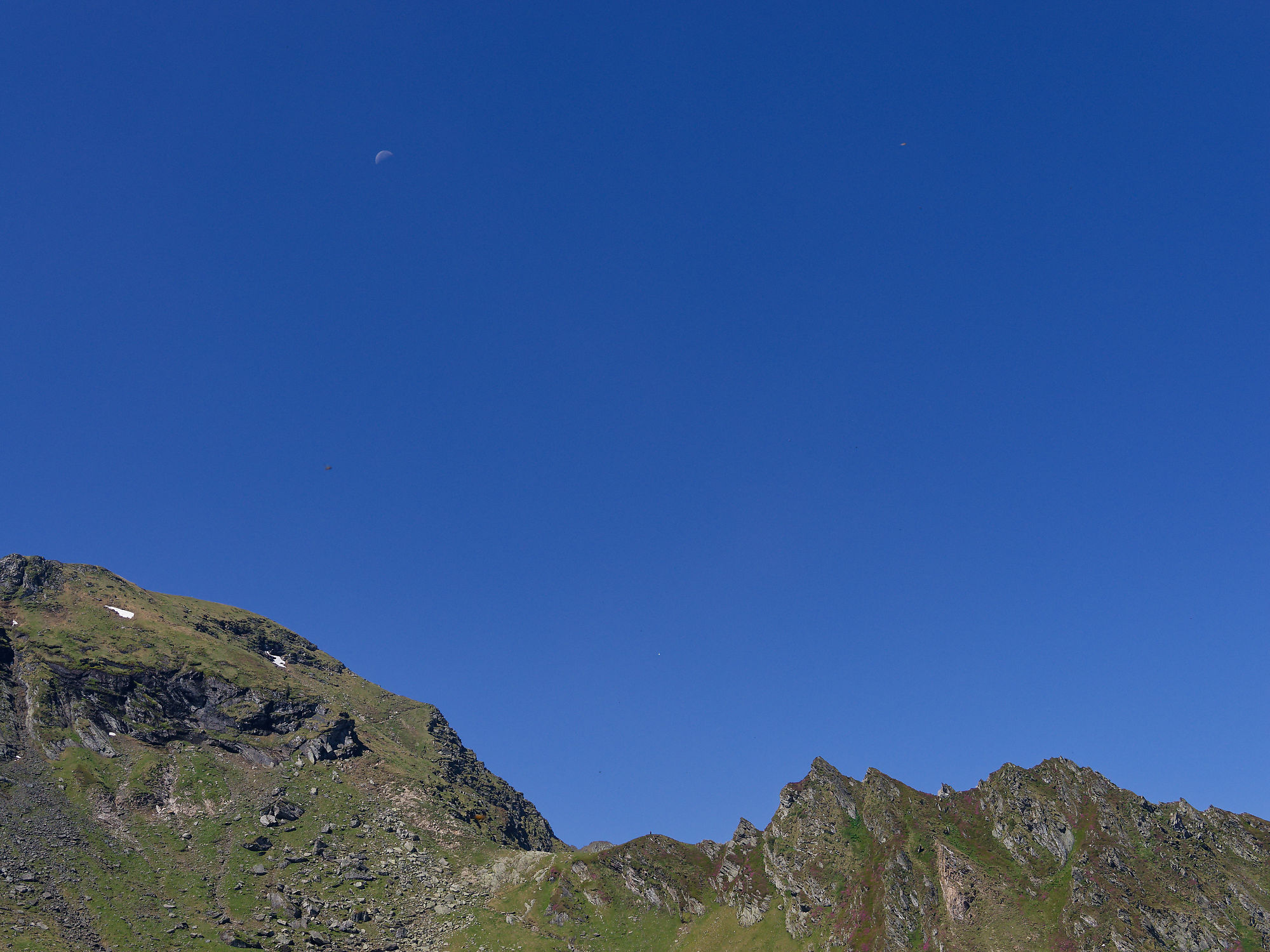 Mond im blauen Himmel über dem Făgăraș-Gebirge