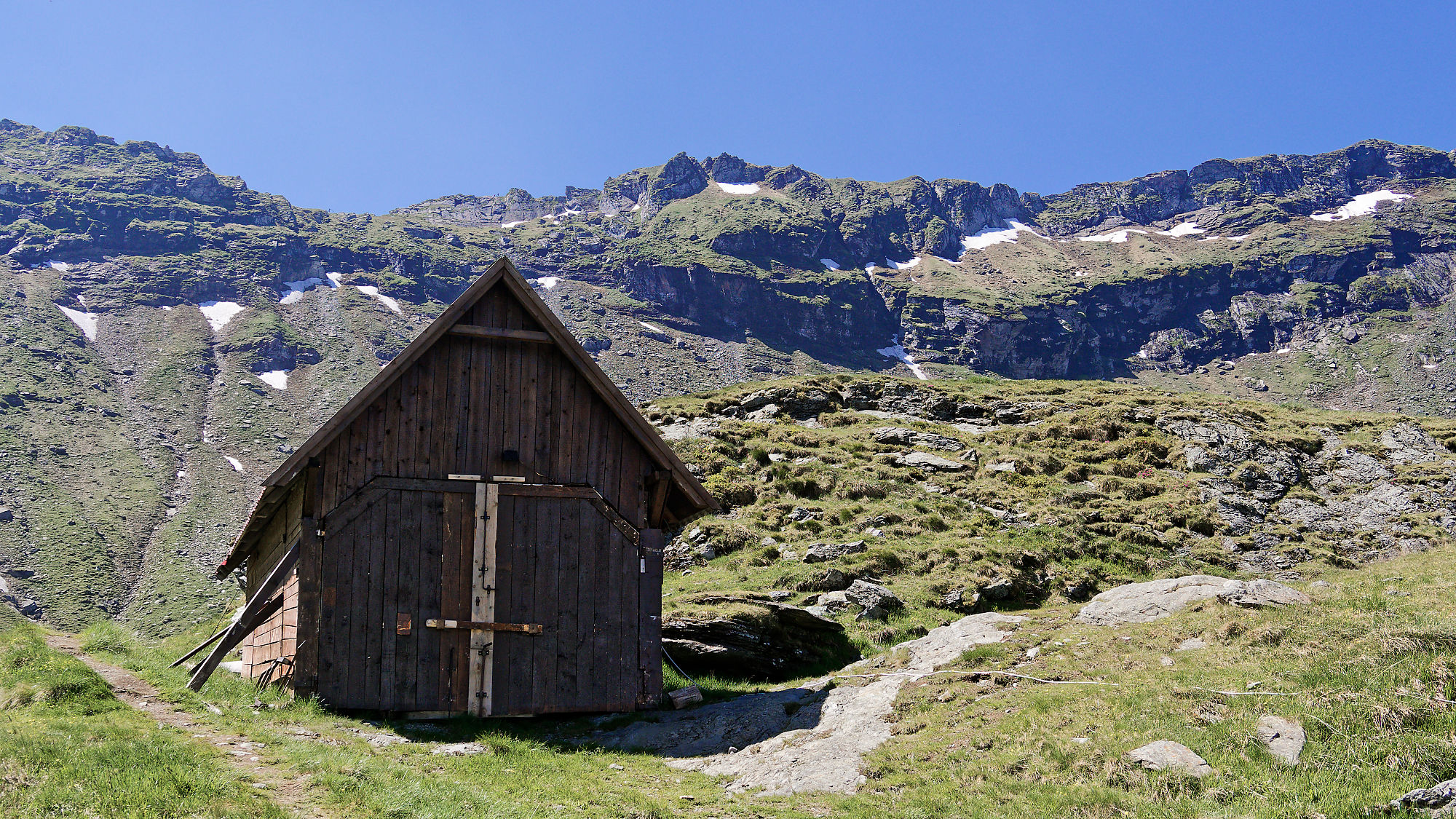 Făgăraș-Gebirge in den rumänischen Karpaten. Naturlandschaft mit grasbewachsenen Hängen. Transfăgărășan, die Transfogarascher Hochstraße