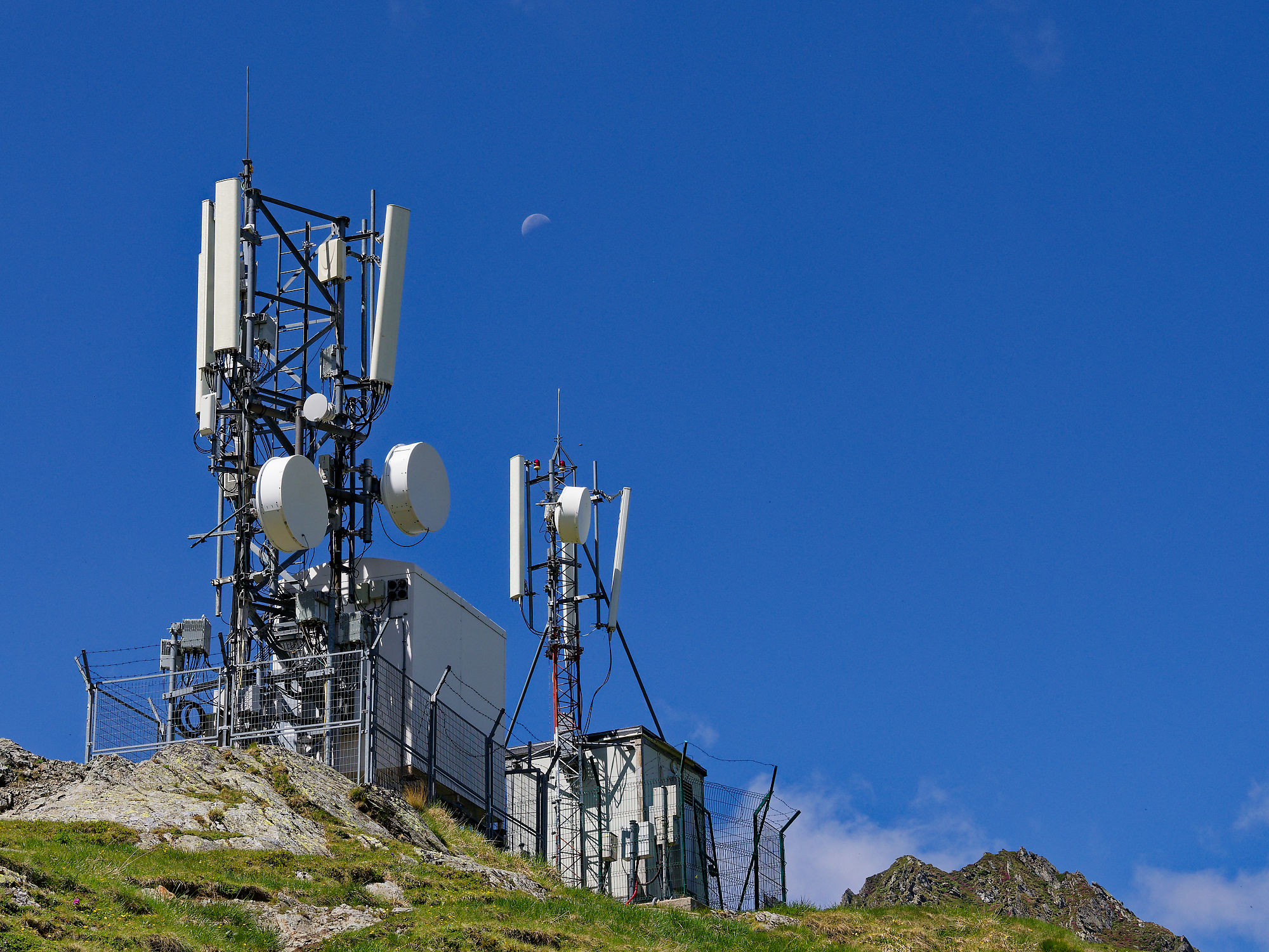 Mobilfunkmast in Rumänien unter blauem Himmel. Antennen und Telekommunikation auf Berg.