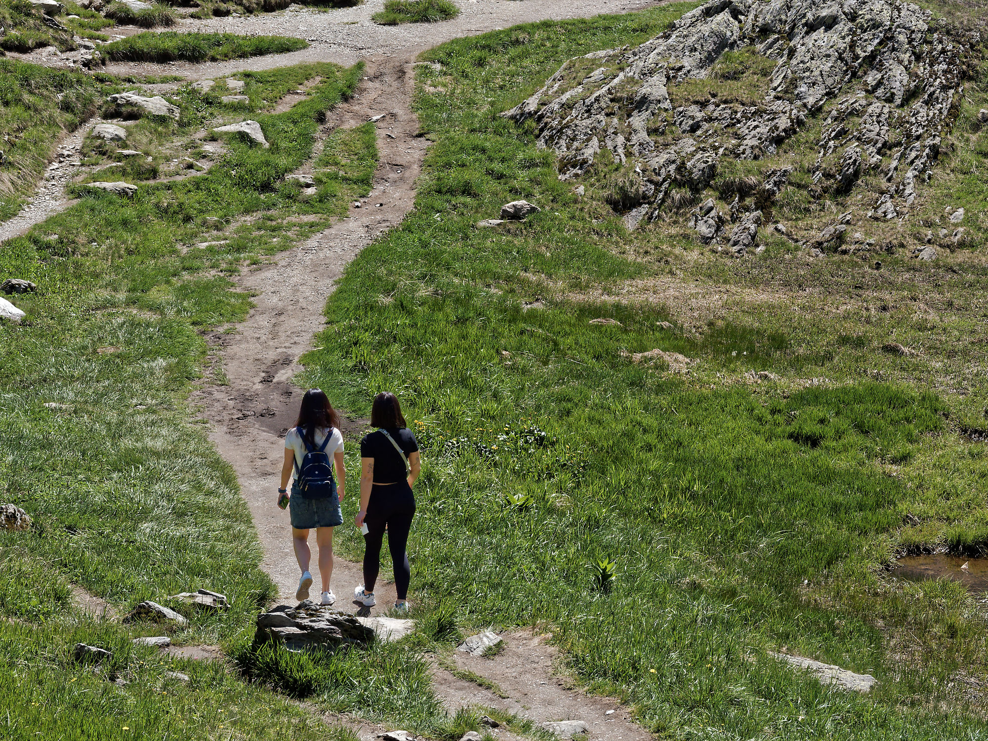 Zwei Frauen beim Spaziergang am Balea-See in Rumänien