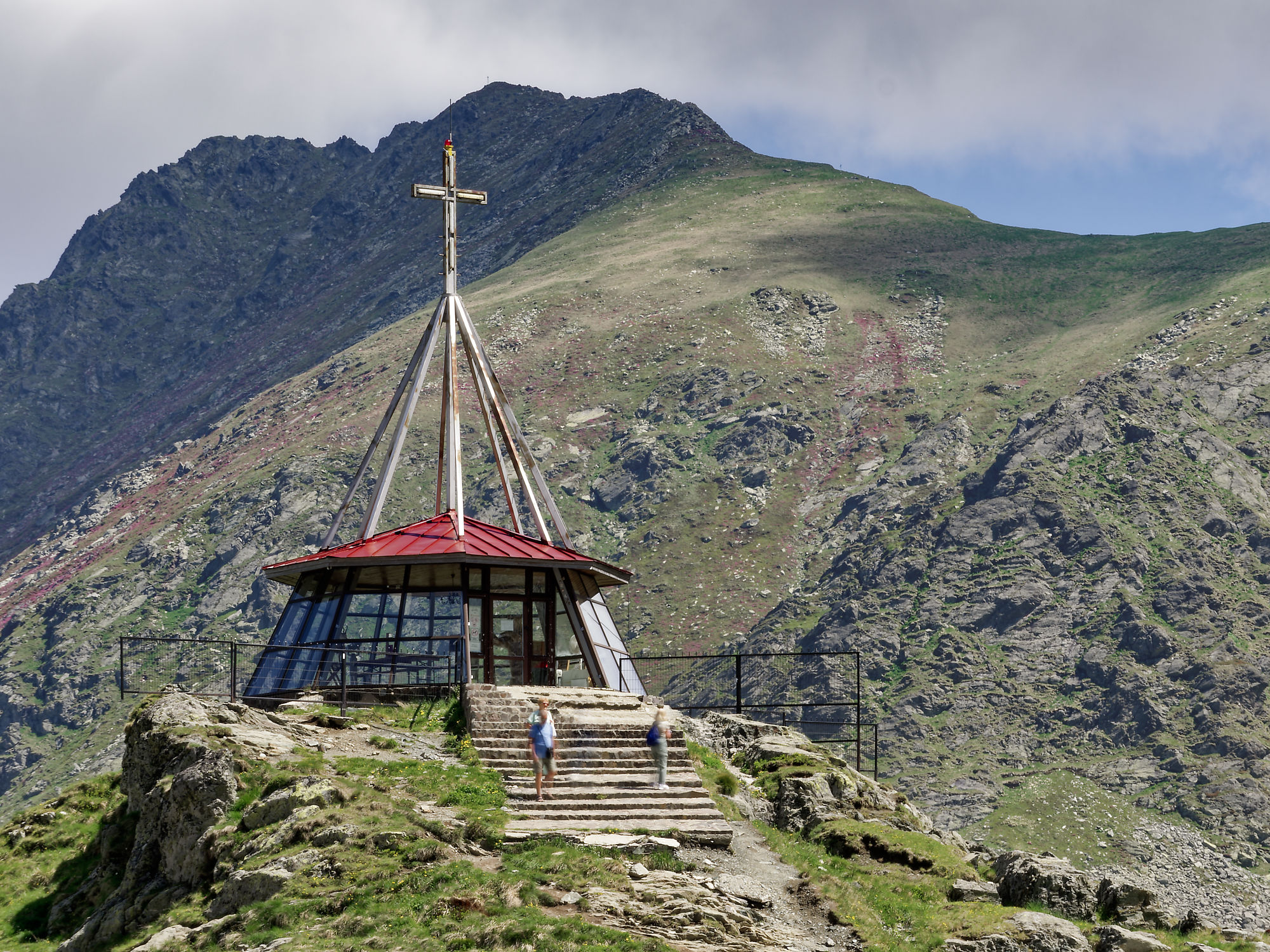 Făgăraș-Gebirge in den rumänischen Karpaten. Naturlandschaft mit grasbewachsenen Hängen. Transfăgărășan, die Transfogarascher Hochstraße