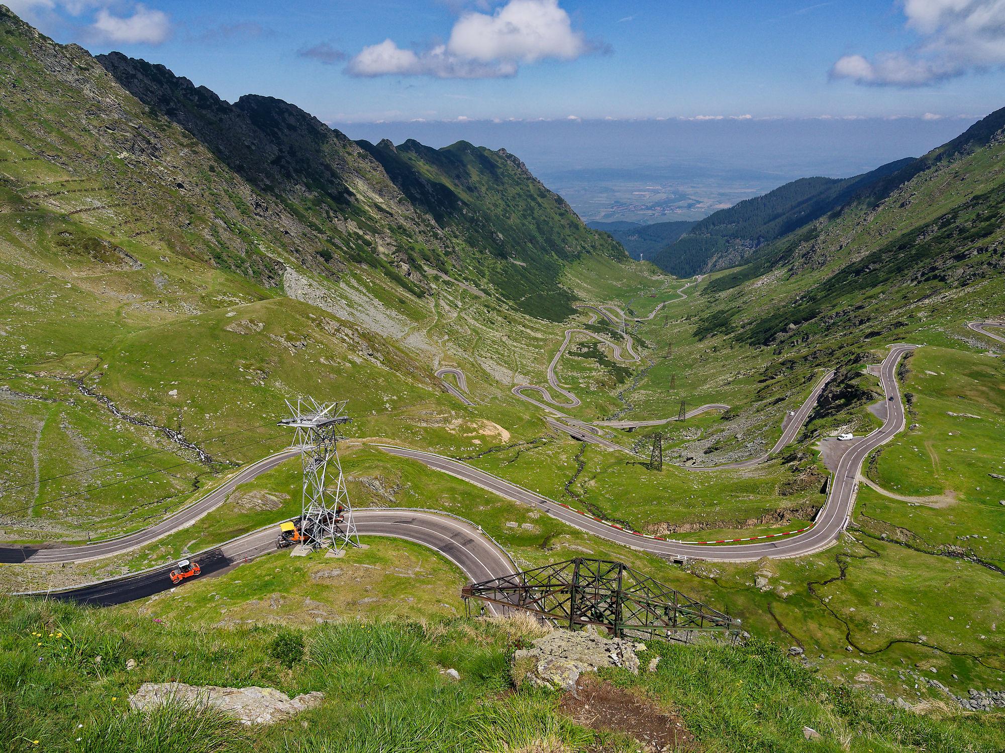 Făgăraș-Gebirge in den rumänischen Karpaten. Naturlandschaft mit grasbewachsenen Hängen. Transfăgărășan, die Transfogarascher Hochstraße