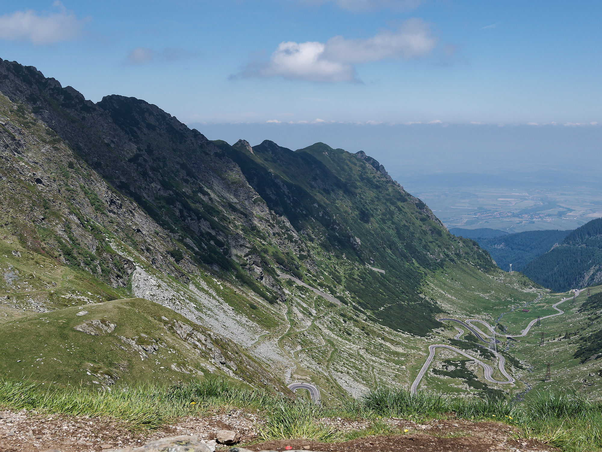 Făgăraș-Gebirge in den rumänischen Karpaten. Naturlandschaft mit grasbewachsenen Hängen. Transfăgărășan, die Transfogarascher Hochstraße