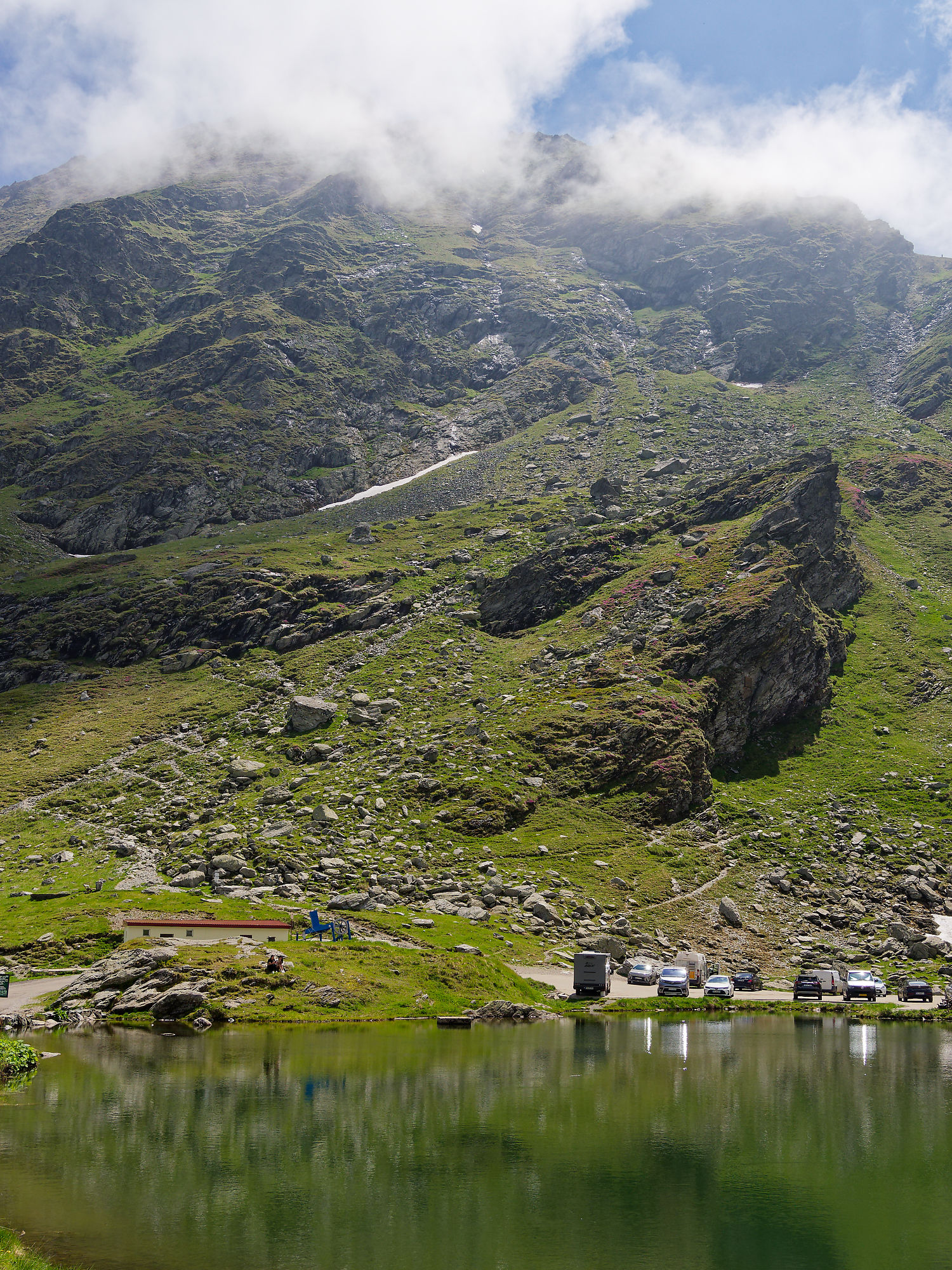 Făgăraș-Gebirge in den rumänischen Karpaten. Naturlandschaft mit grasbewachsenen Hängen. Transfăgărășan, die Transfogarascher Hochstraße