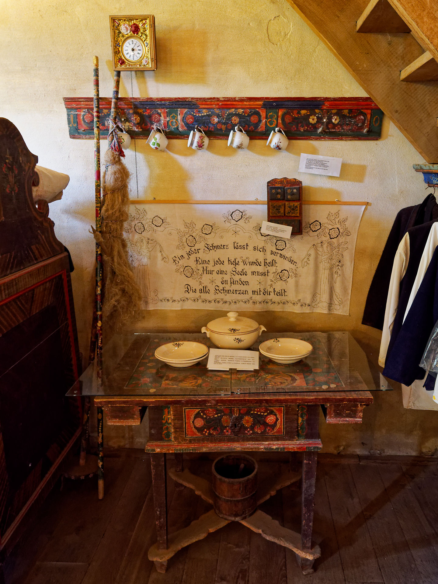 Viscri, Rumänien: Bauernstube mit bemalten Möbeln, Geschirr und Dekoration. Traditionelle Handwerkskunst.