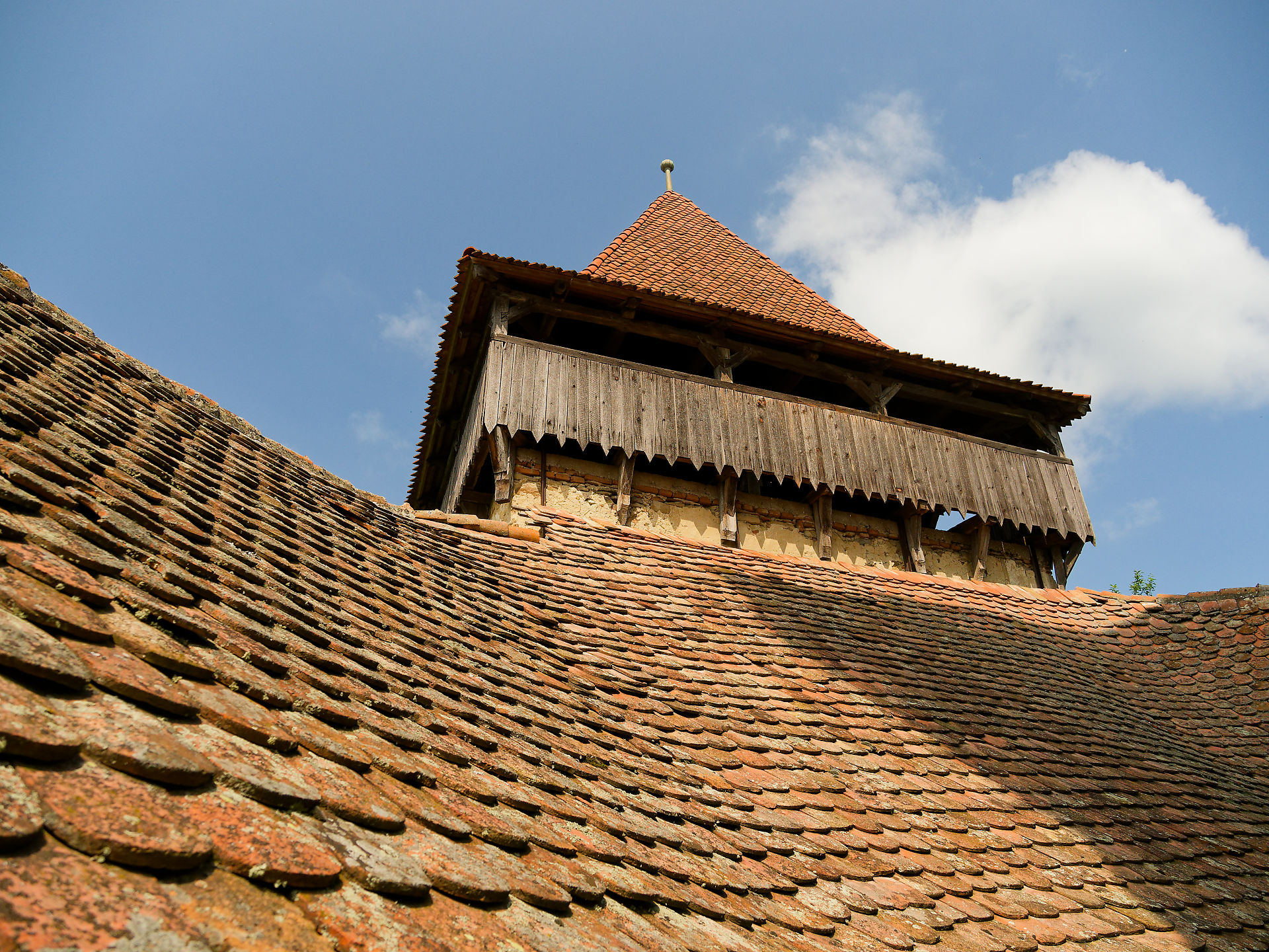 Viscri, Rumänien: Blick auf Dach und Turm der Wehrkirche. Mittelalterliche Architektur.