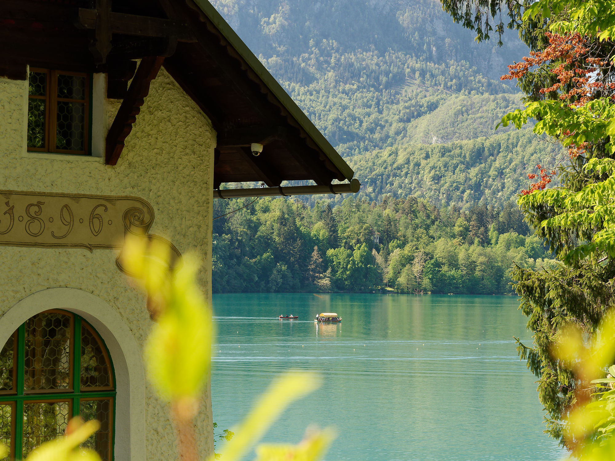 Bleder See, Slowenien. Haus am See mit Bergpanorama und Boot. Natur pur.