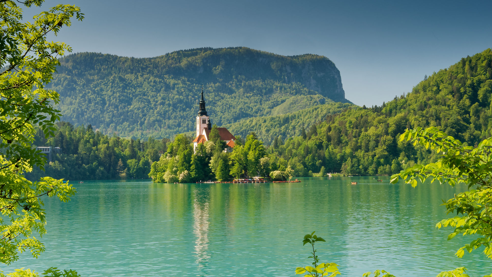 Bleder See, Slowenien. Kirche auf Insel, umgeben von Bergen und Wald.