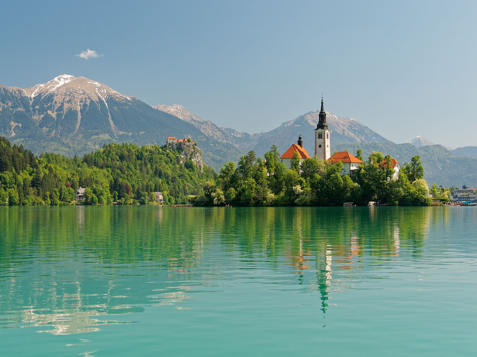 Bleder See, Slowenien: Insel mit Kirche, Burg und Alpen. Idyllische Landschaft.