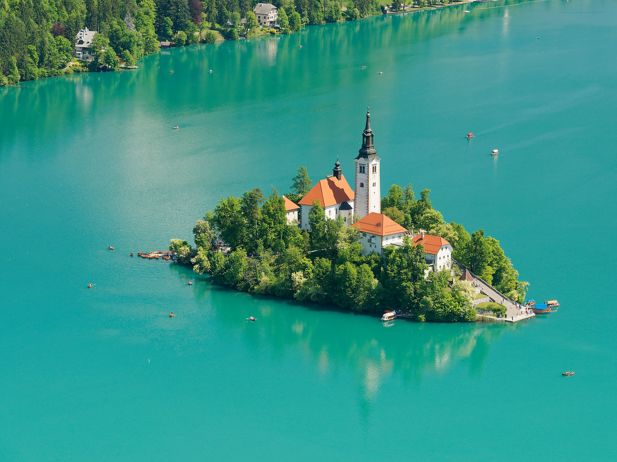 Bled See, Slowenien. Insel mit Kirche im türkisfarbenen Wasser. Natur und Reise.