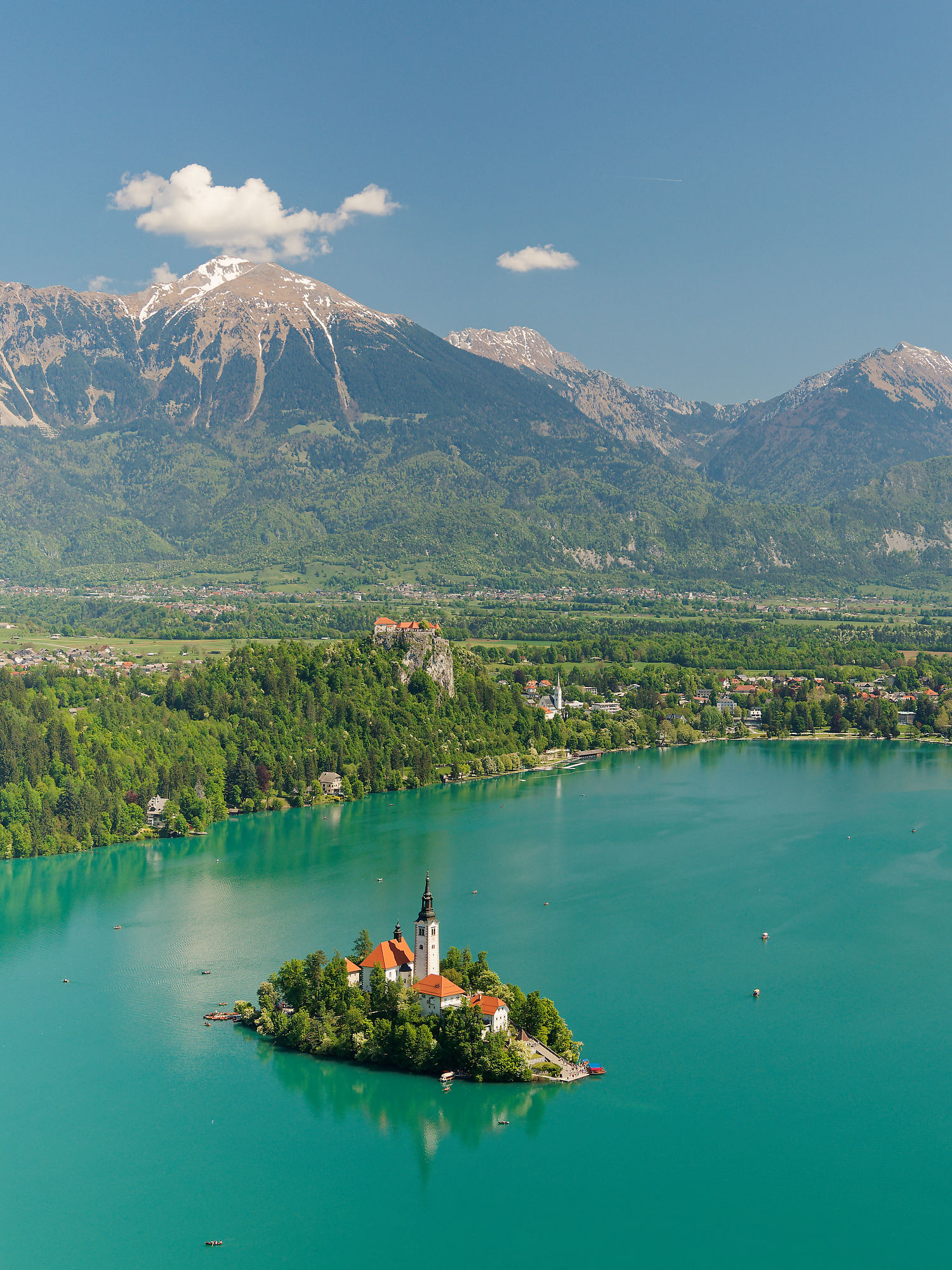 Bled See, Slowenien: Insel mit Kirche, türkises Wasser, Alpenpanorama. Reiseziel.