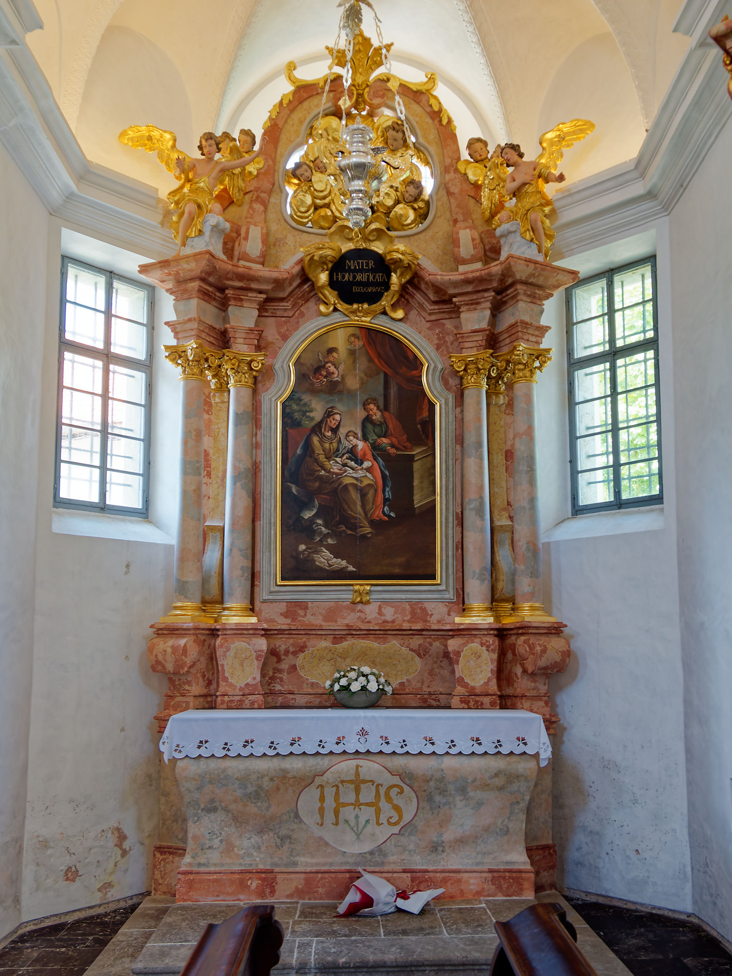 Bled, Slowenien: Altar in der Kirche auf der Insel Bled. Gemälde, Engel und barocke Details.