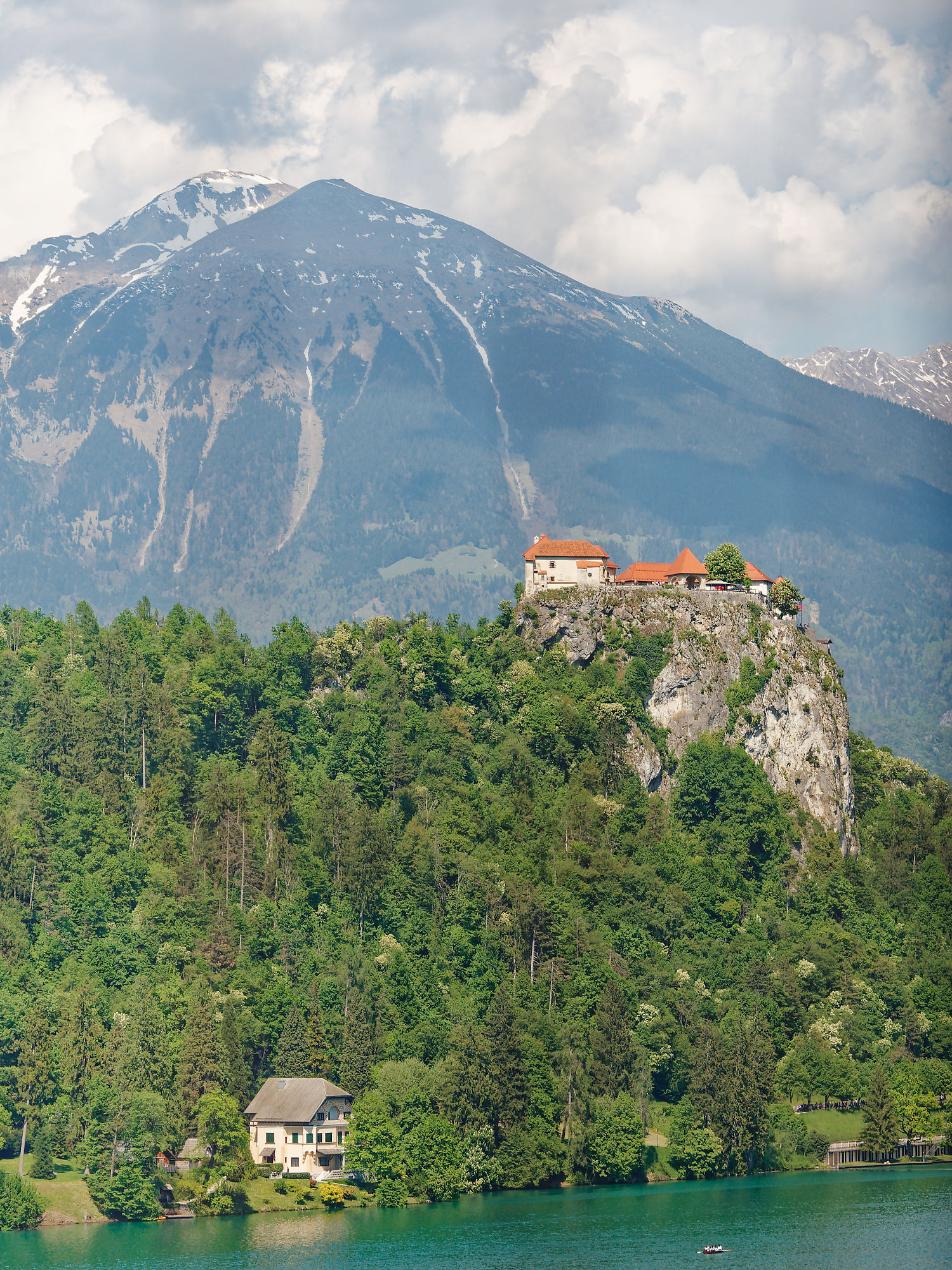 Bled, Slowenien: Burg auf Felsen, See, Berge. Malerische Landschaft.