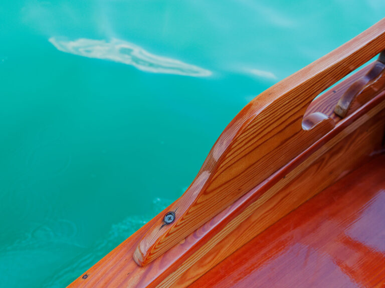 Detailaufnahme: Holzboot auf dem Bleder See, Slowenien. Türkisblaues Wasser.