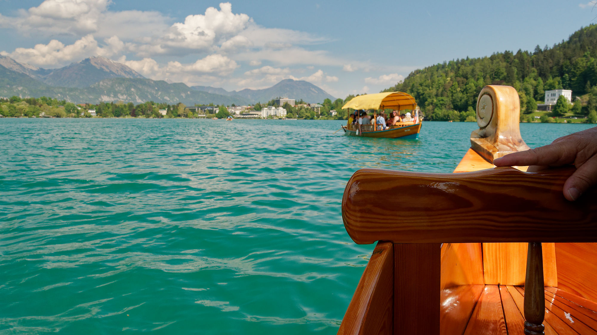 Bleder See, Slowenien: Traditionelle Holzboote auf dem klaren Wasser vor grünen Hügeln. Urlaubsparadies.